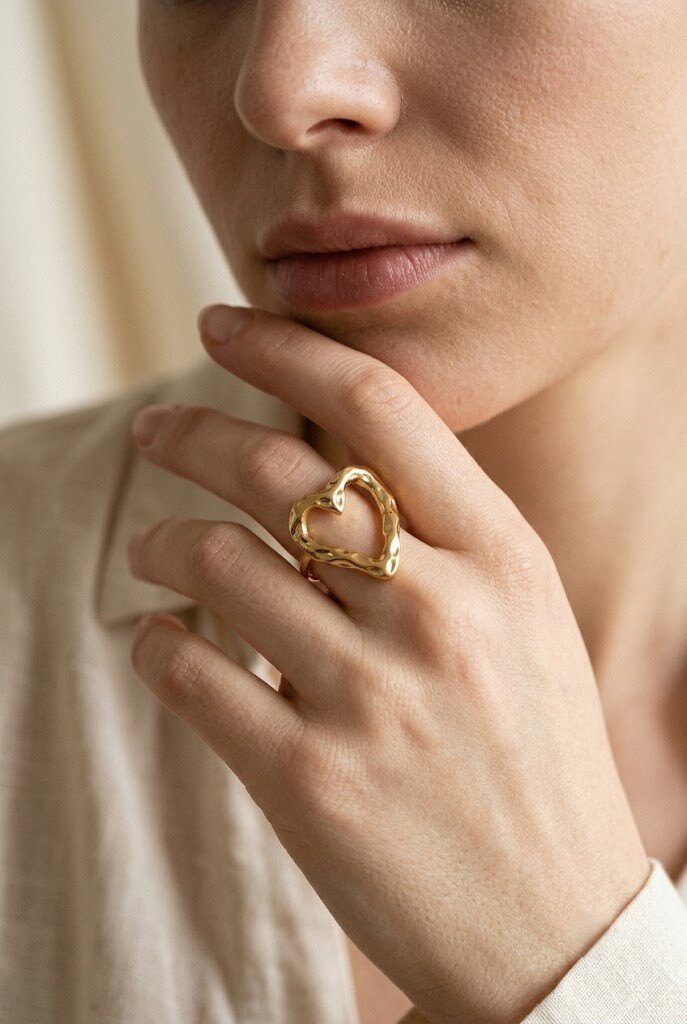 Grossista COSMOS - Anello cuore scolpito irregolare con design organico moderno in acciaio inossidabile dorato e argentato