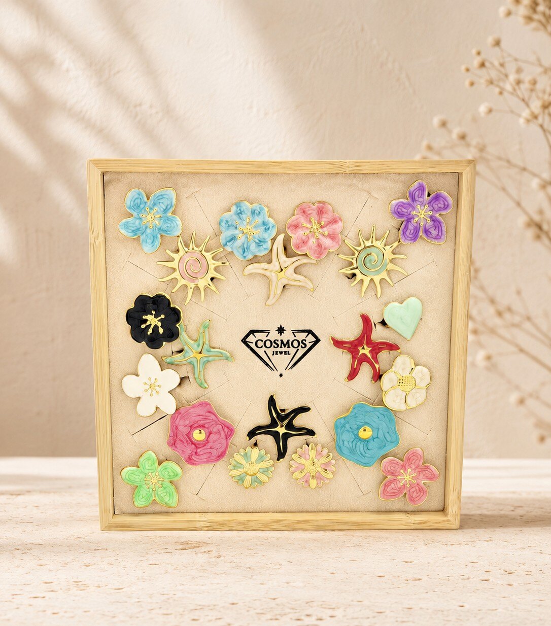 Grossiste COSMOS - Lot 20 bagues dorées femme motifs floraux solaires colorés présentoir offert