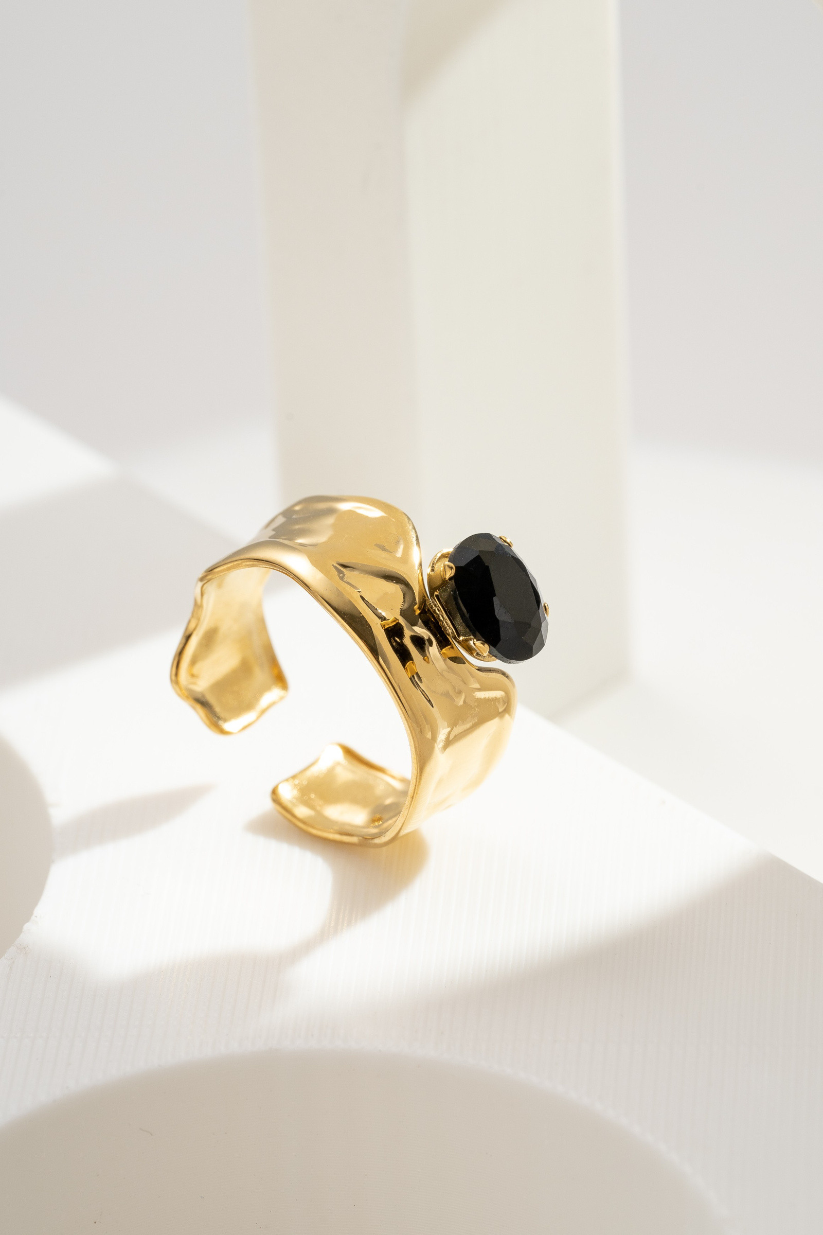 Wholesaler COSMOS - Adjustable gold-plated steel ring with elegant faceted black crystal