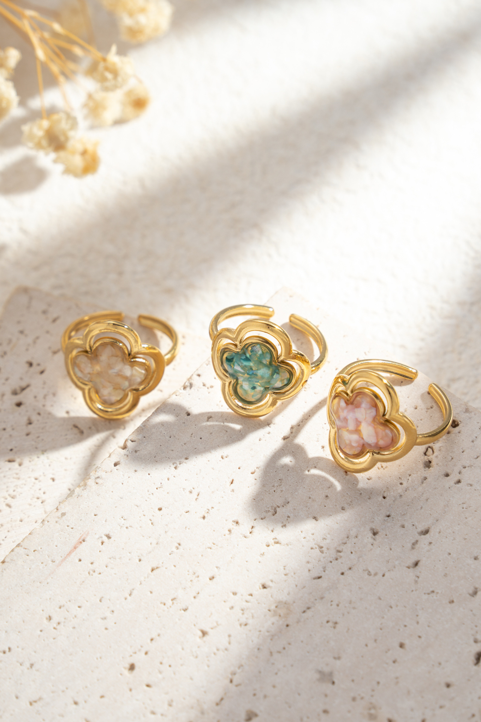 Mayorista COSMOS - Juego de 3 anillos de trébol marmoleado en acero inoxidable dorado, colores variados chic y de moda