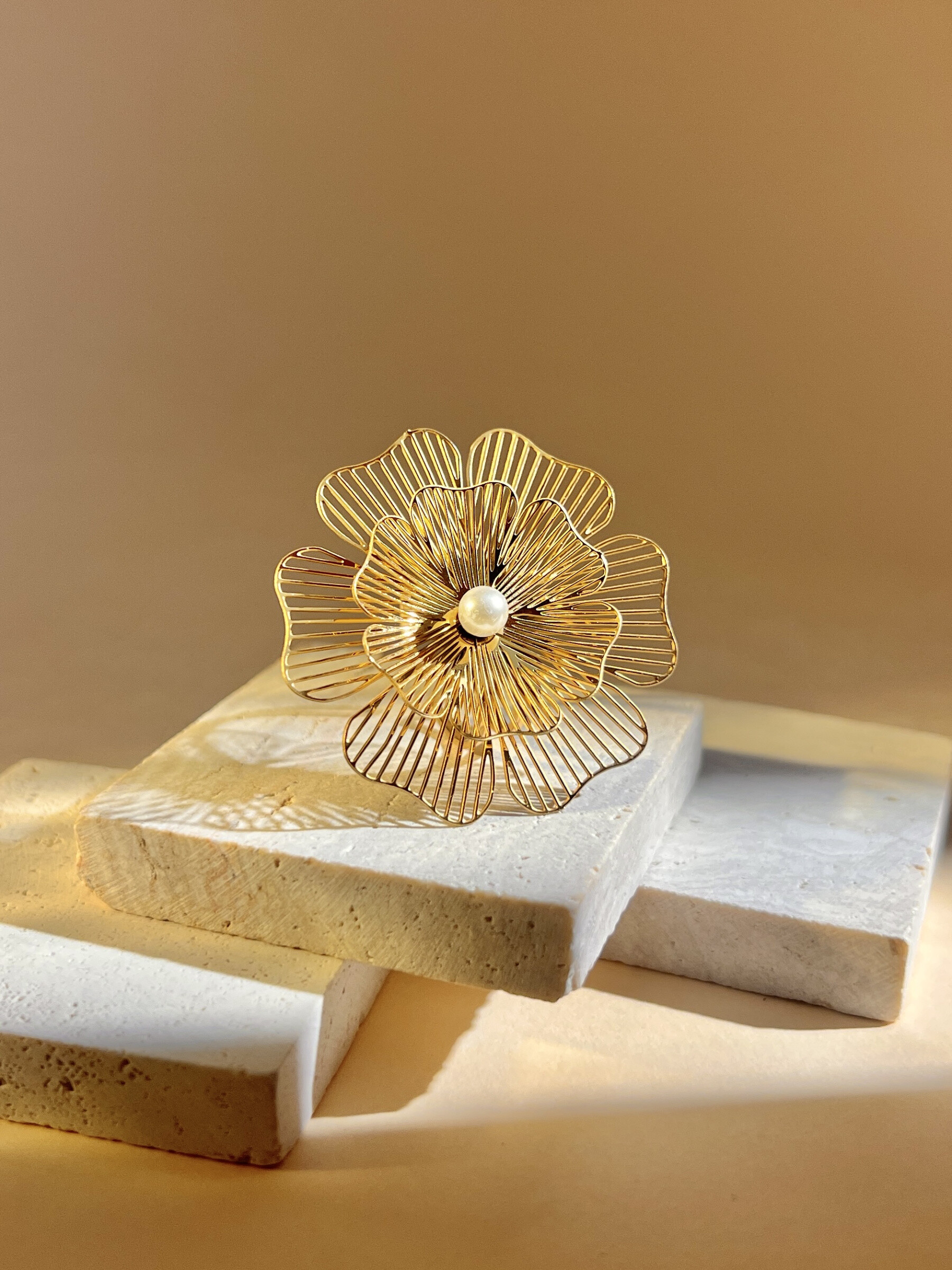 Grossiste COSMOS - Bague fleur ajourée avec perle centrale ajustable – acier inoxydable