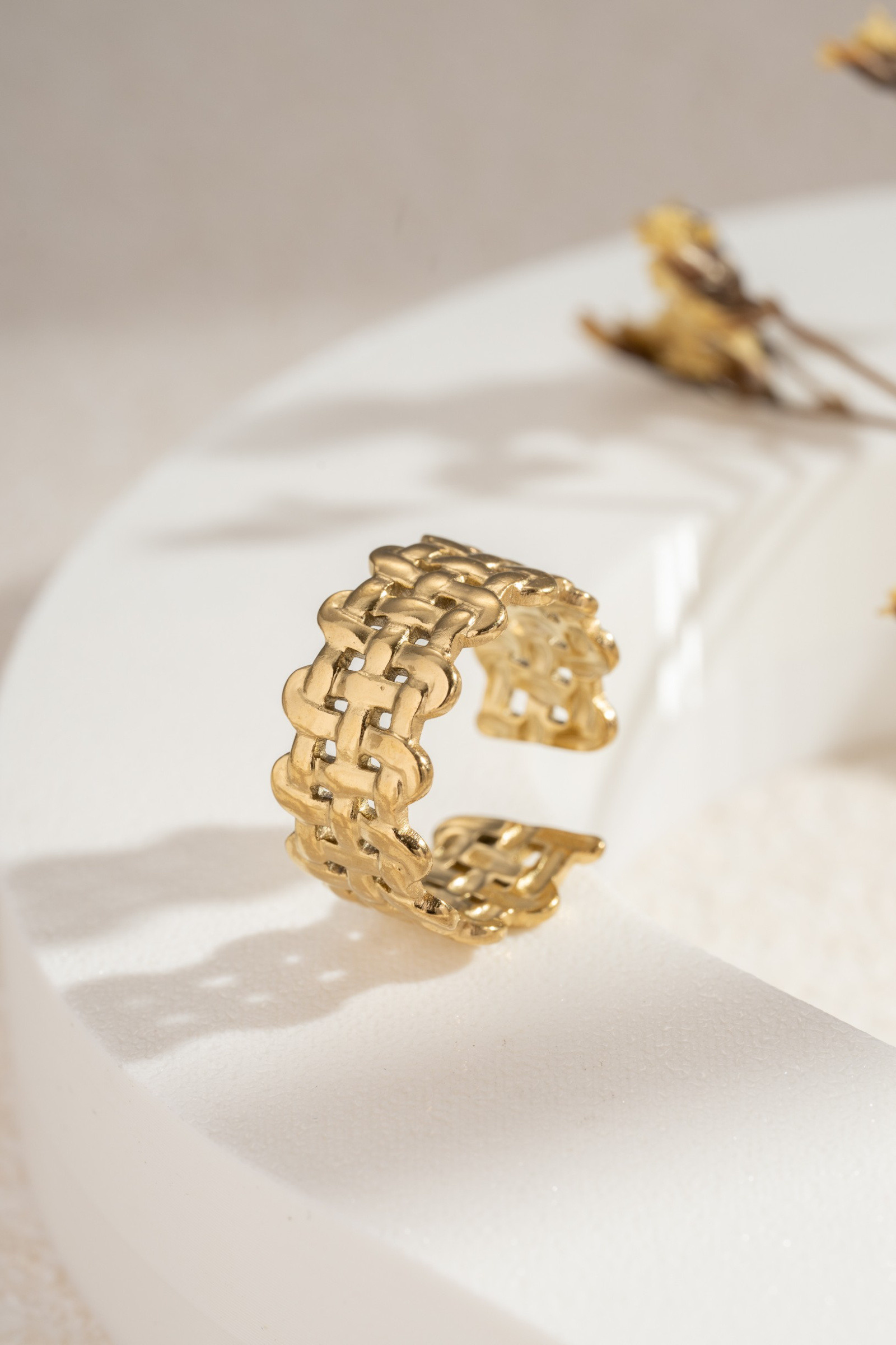 Mayorista COSMOS - Anillo trenzado calado de acero dorado ajustable para mujer, elegante, moderno, refinado, duradero