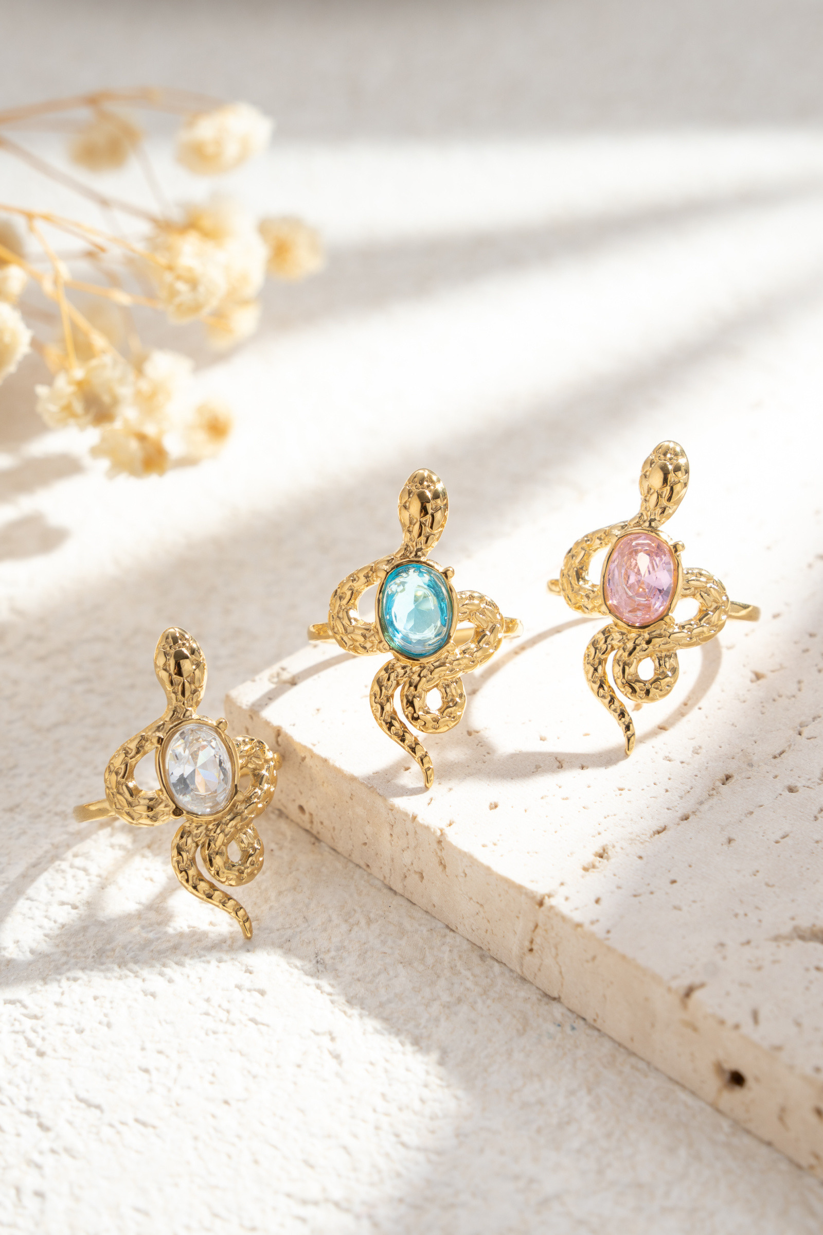 Mayorista COSMOS - Conjunto de tres anillos de serpiente dorados en acero inoxidable, piedras ovaladas de colores elegantes y de moda