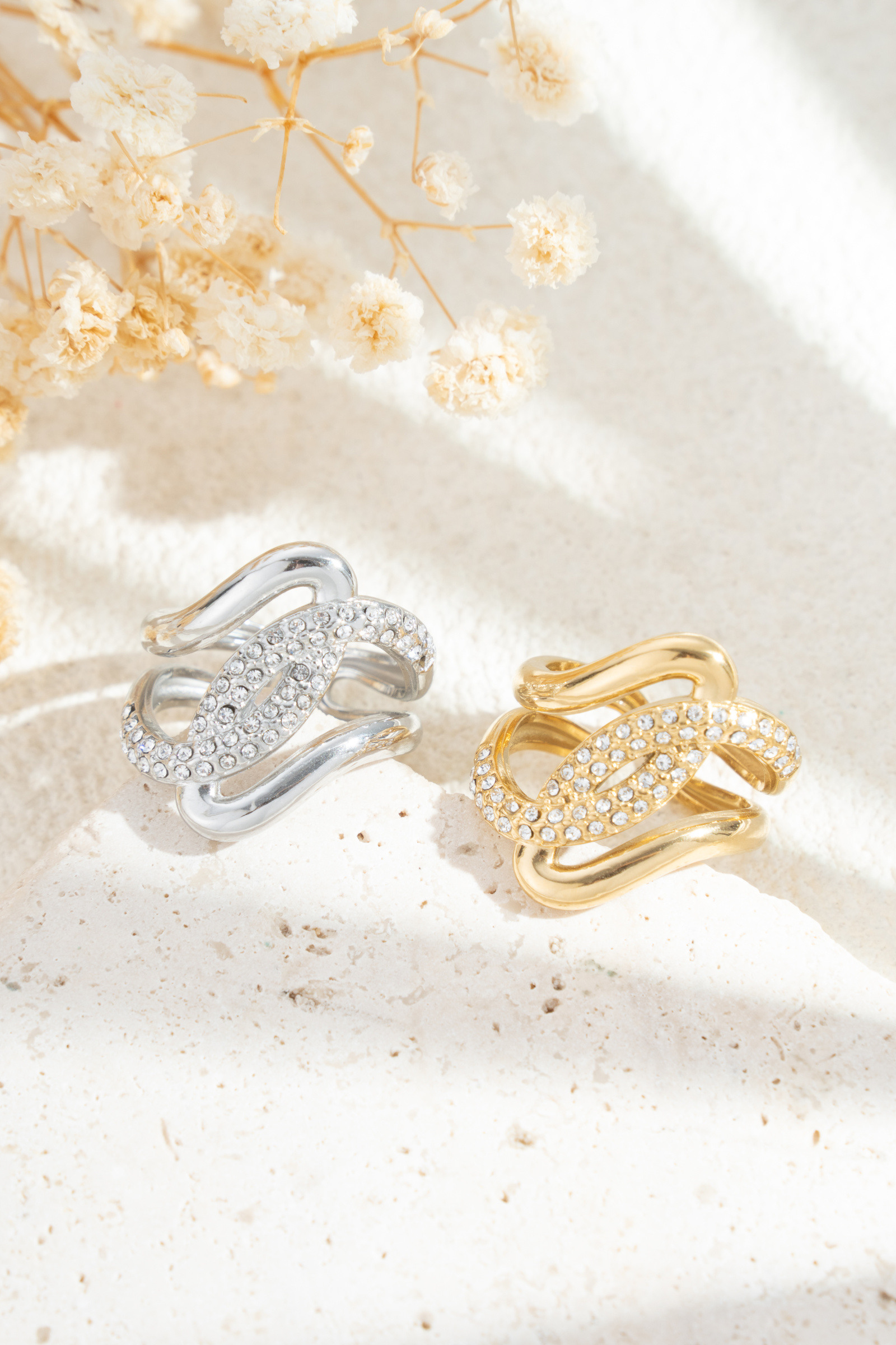 Grossista COSMOS - Set di 2 anelli intrecciati con cristalli in acciaio inossidabile dorato e argentato, moderni, eleganti, chic