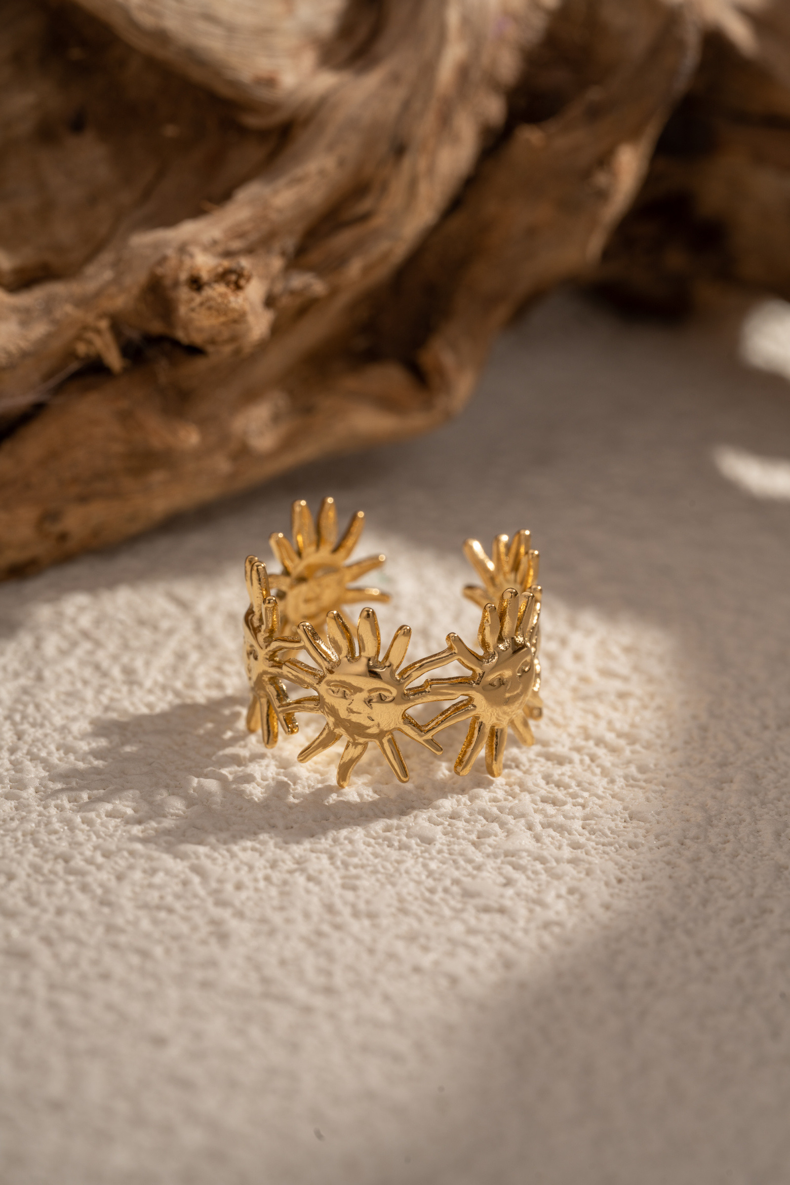 Grossiste COSMOS - Bague Soleil Dorée Sculptée en Acier Inoxydable