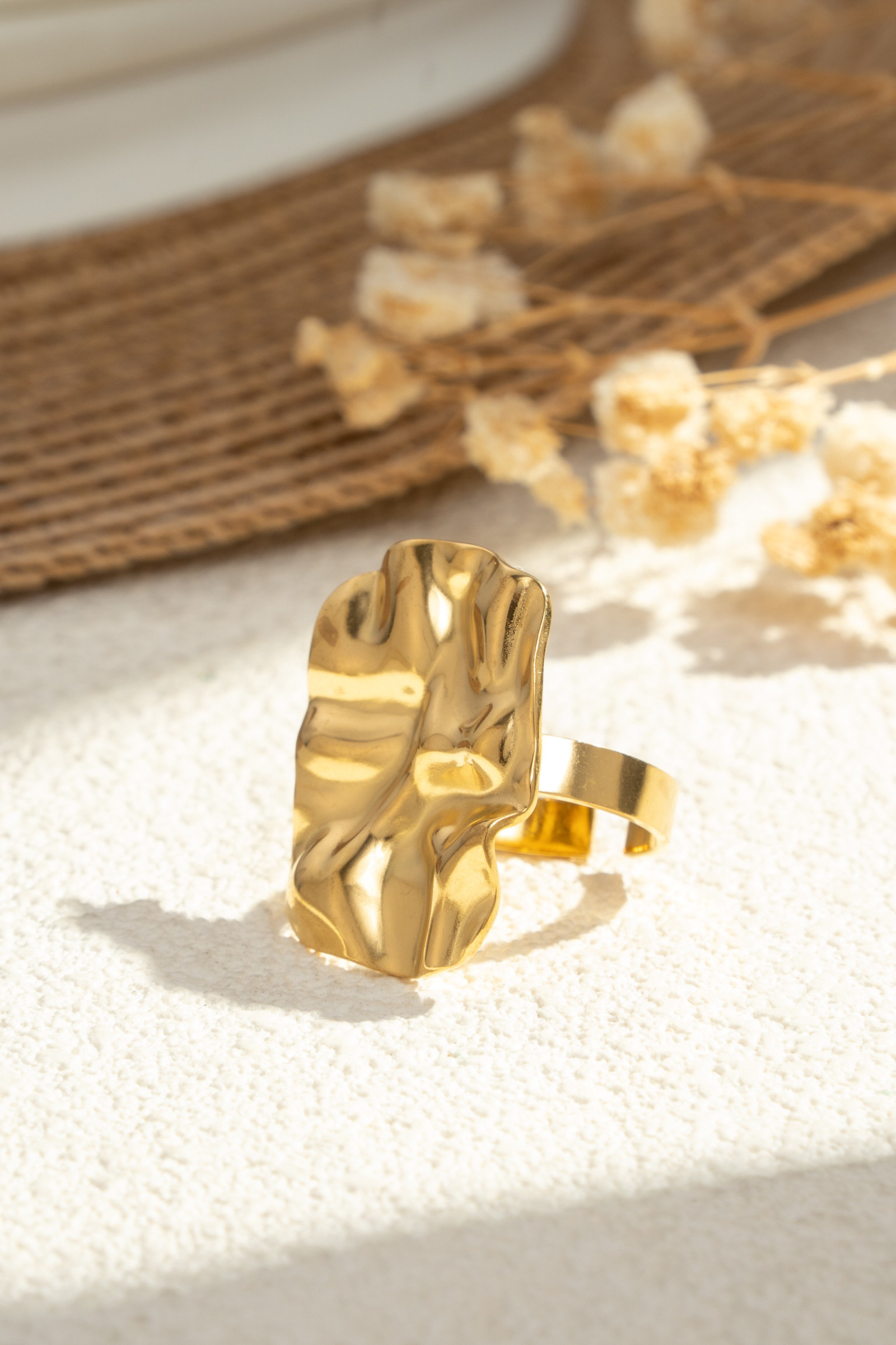 Großhändler COSMOS - Goldener Ring mit breitem Band, gehämmertem Effekt und einem skulpturalen, modernen, künstlerischen organischen Design