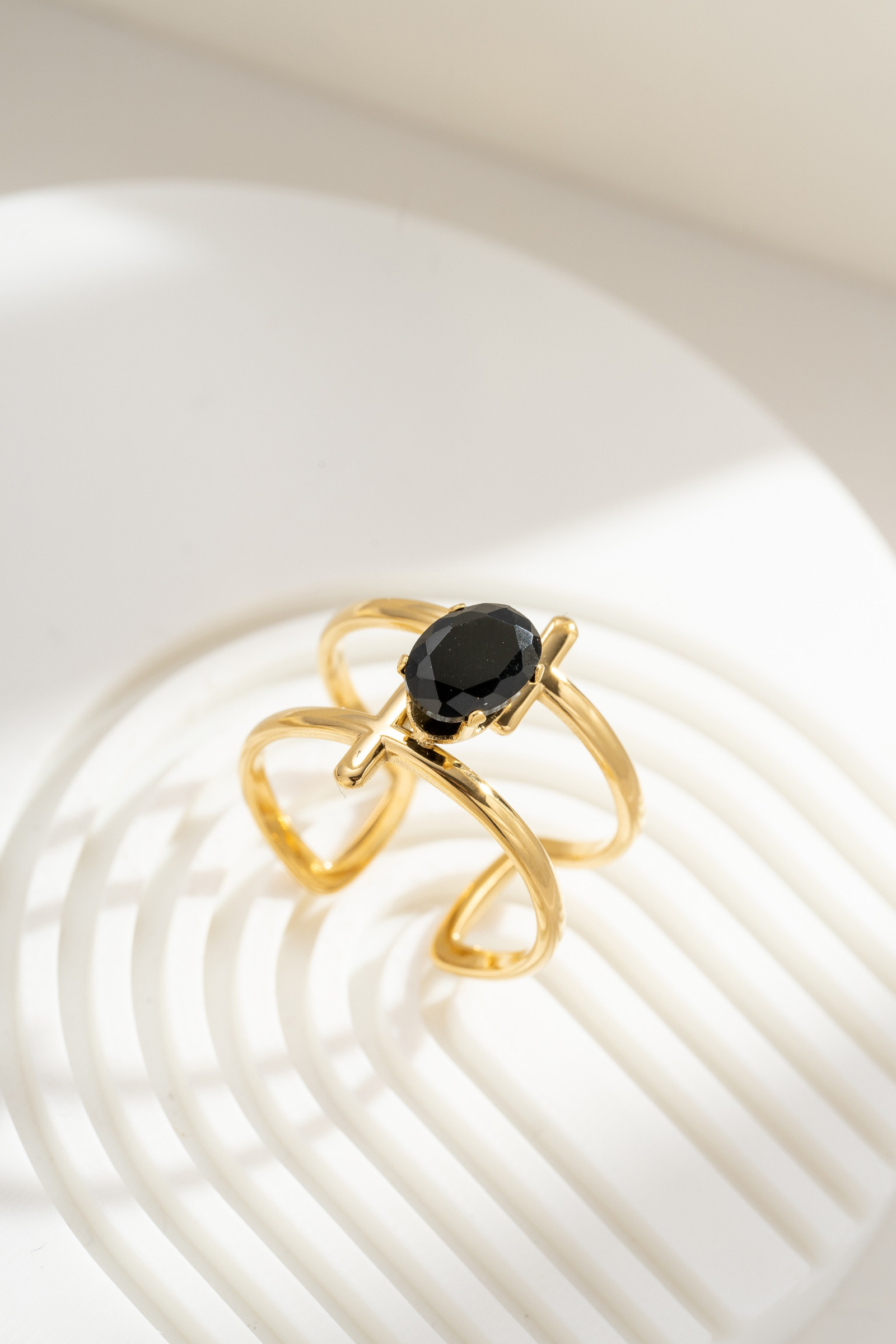 Wholesaler COSMOS - Adjustable gold-plated steel ring with elegant faceted oval black crystal