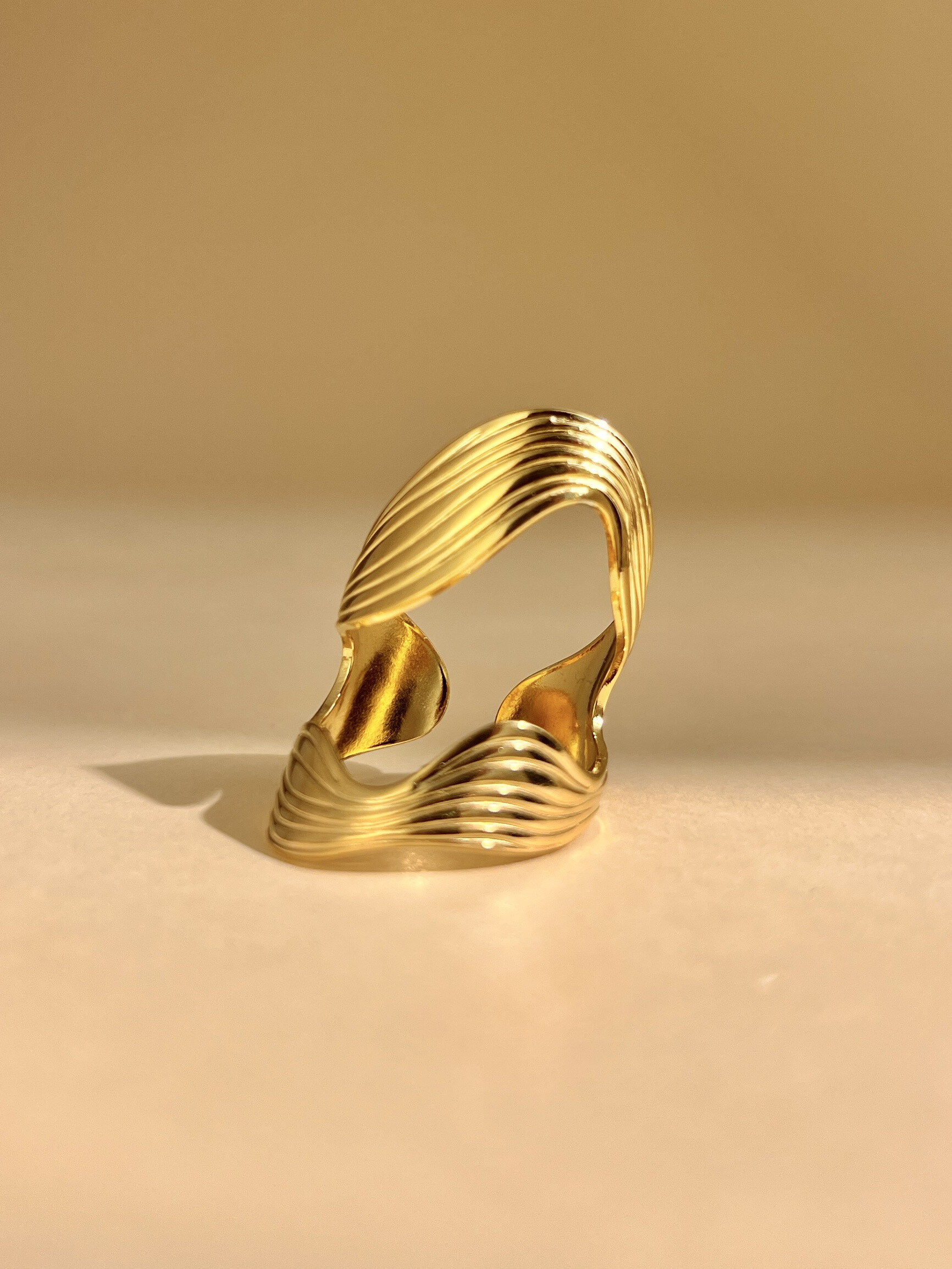 Grossiste COSMOS - Bague ajustable en acier inoxydable doré – design vague moderne et texturé