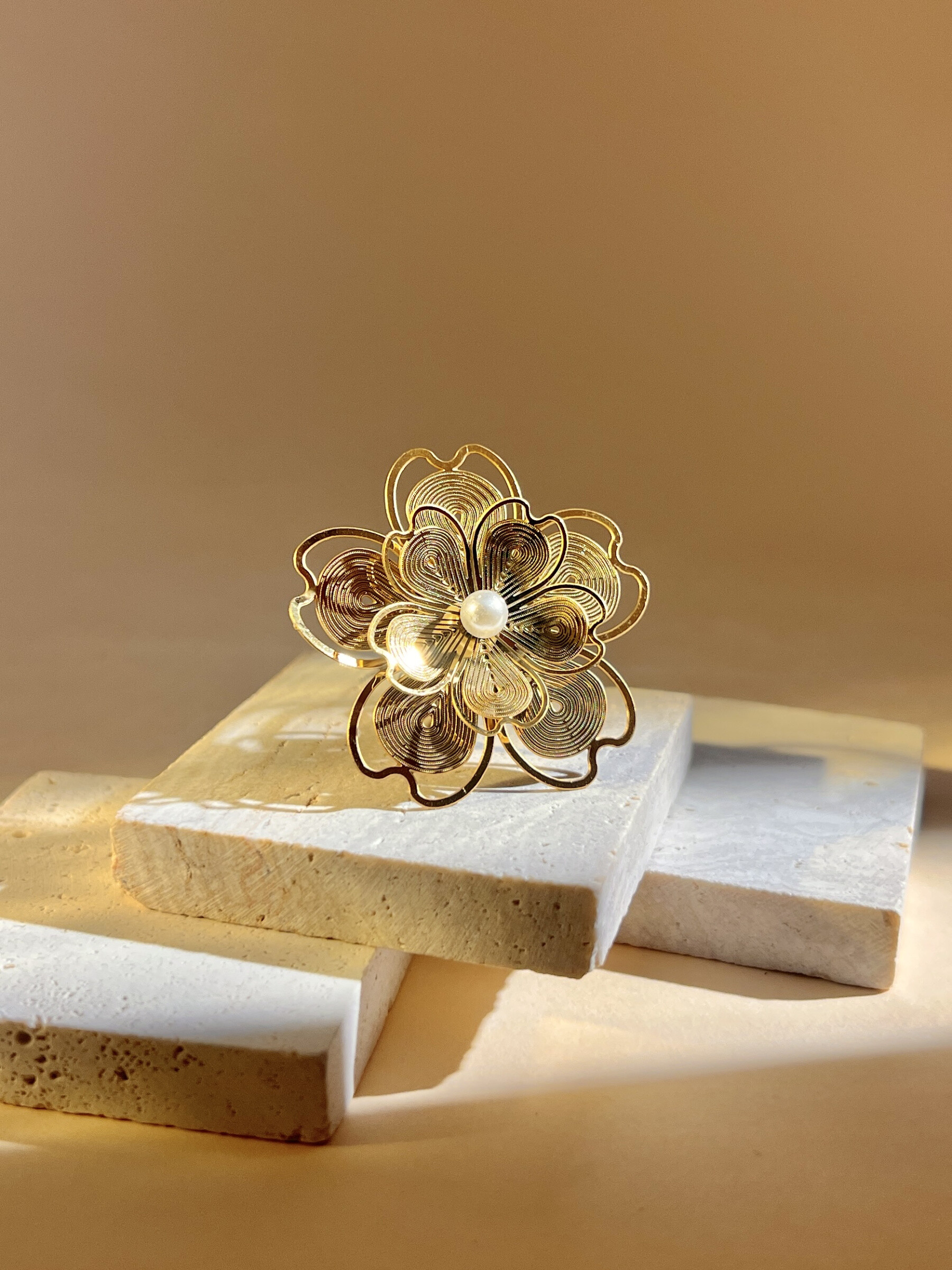 Grossiste COSMOS - Bague fleur ajourée avec perle – acier inoxydable
