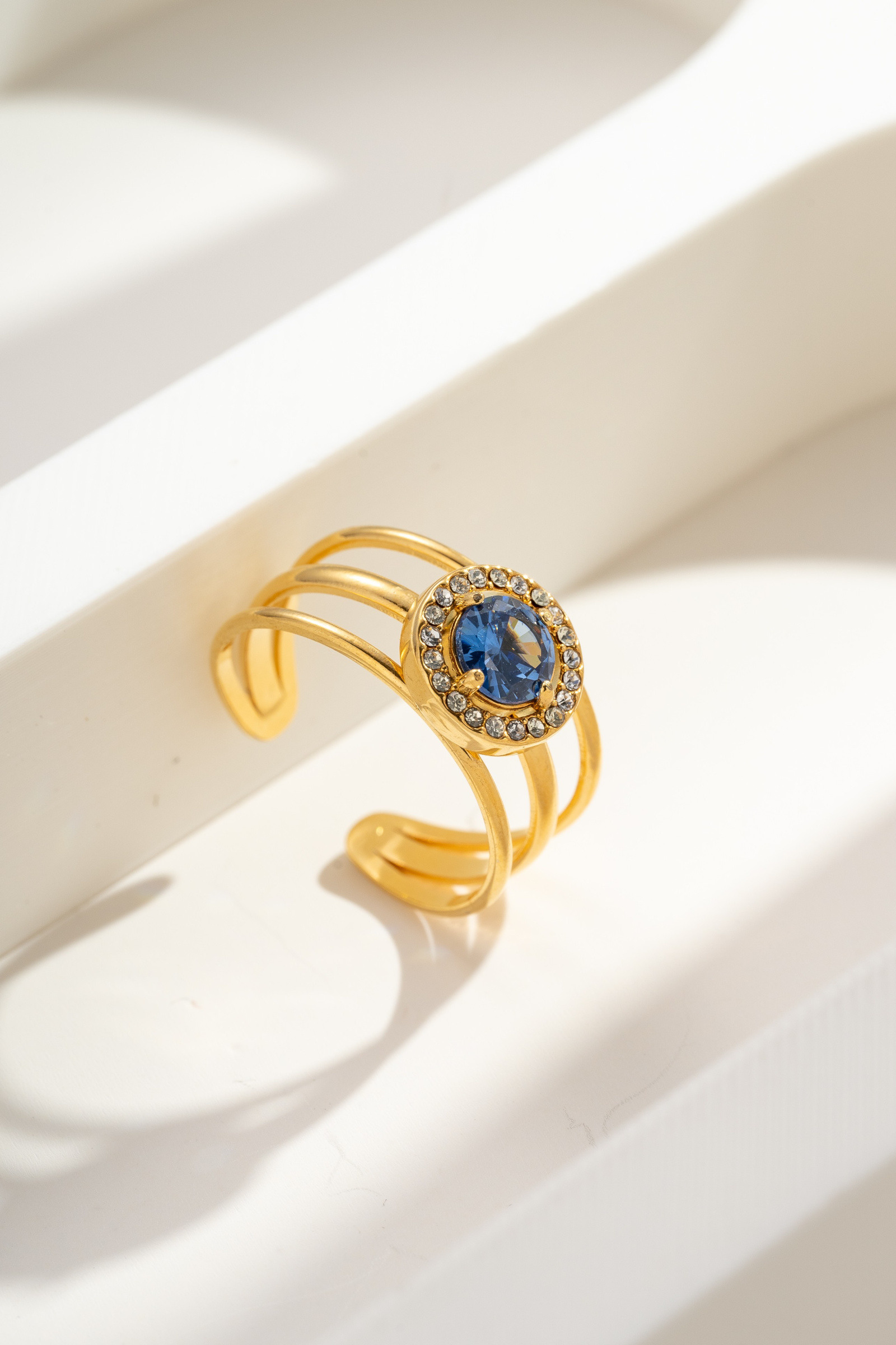 Grossista COSMOS - Anello dorato di lusso con cristallo blu scintillante in acciaio inossidabile