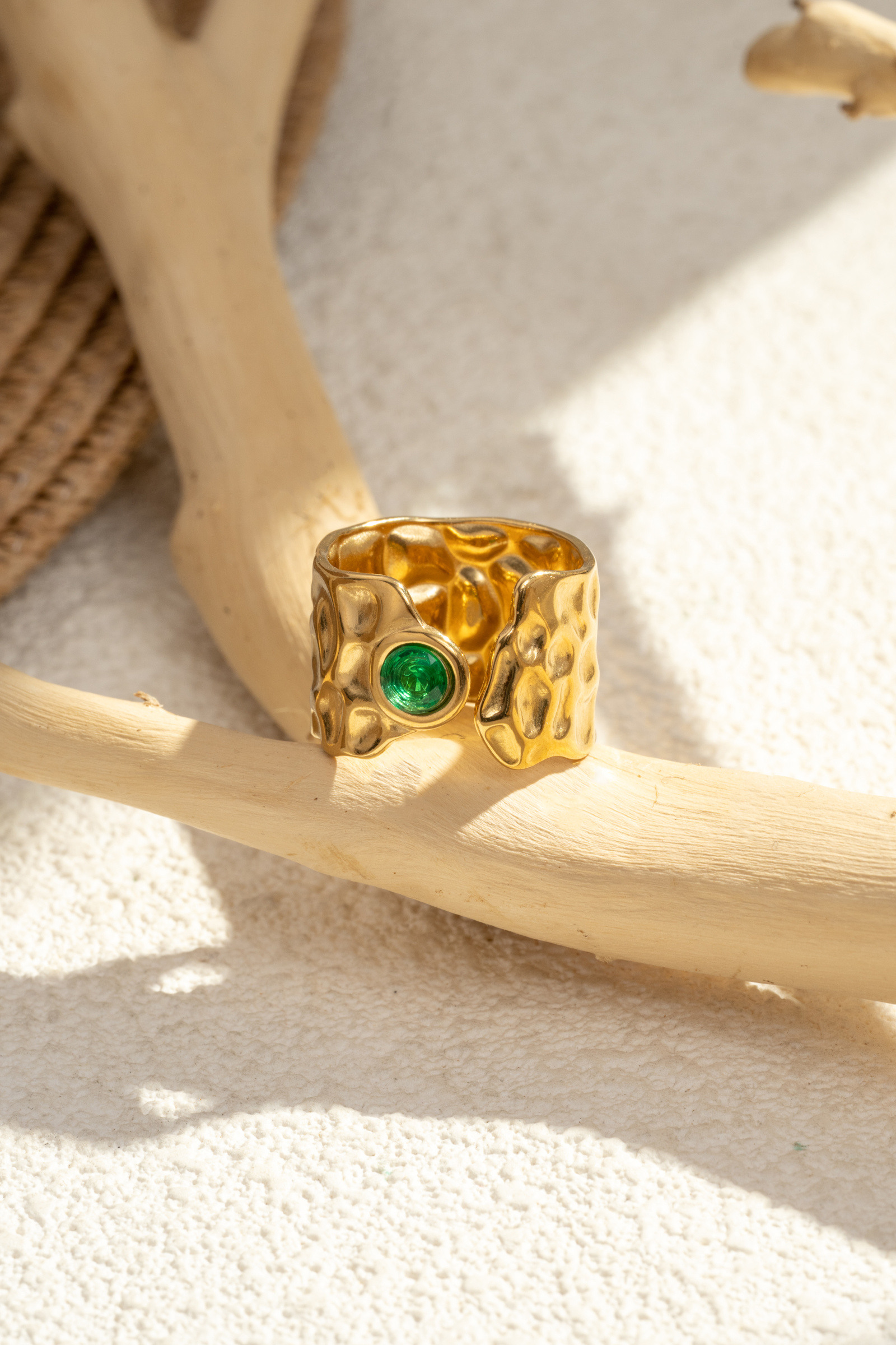 Grossiste COSMOS - Bague martelée dorée cristal  éclat naturel chic artisan bijou tendance