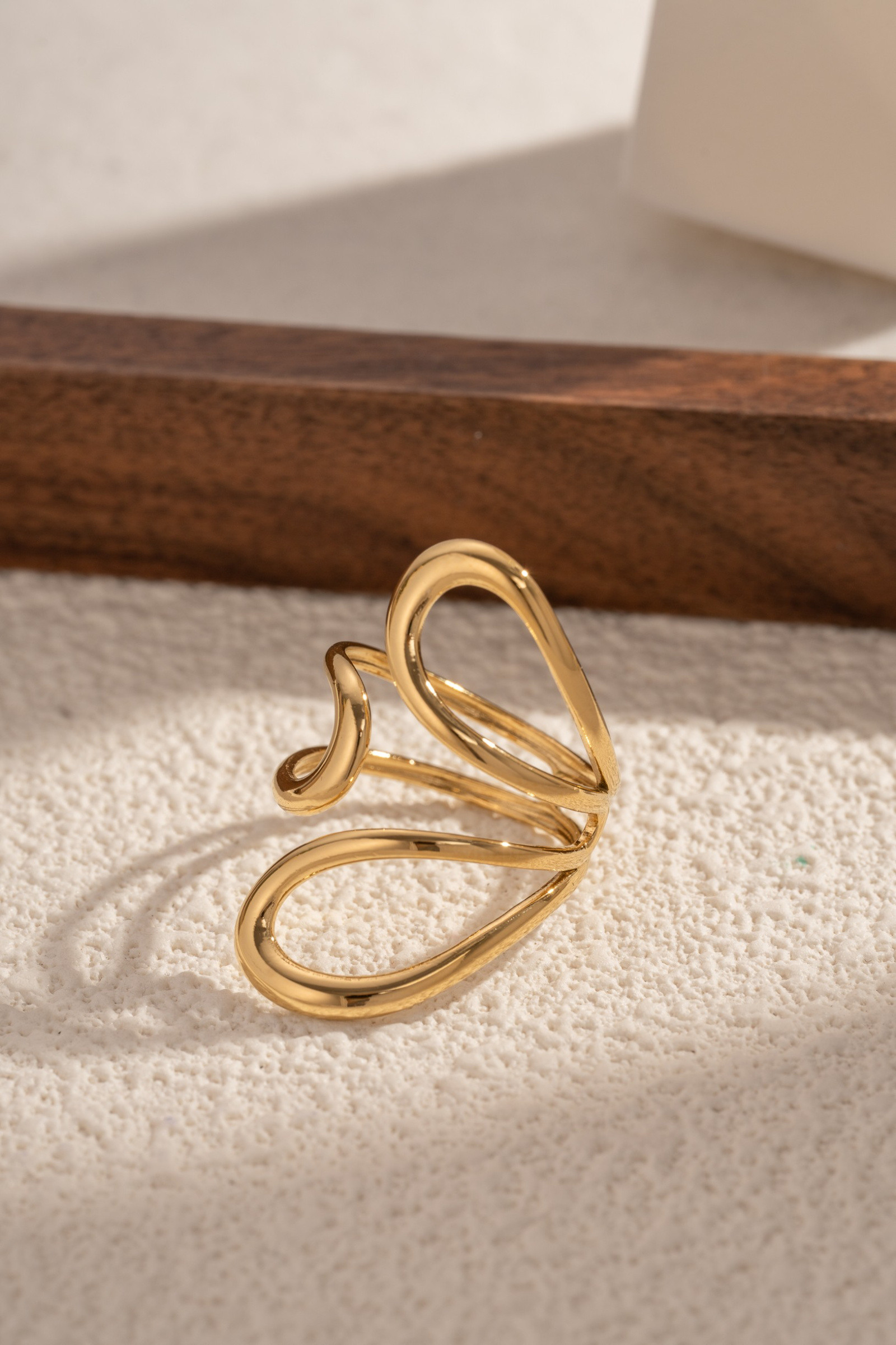 Grossista COSMOS - Anello dorato con petali di fiori in acciaio inossidabile, dal design organico elegante, raffinato e chic