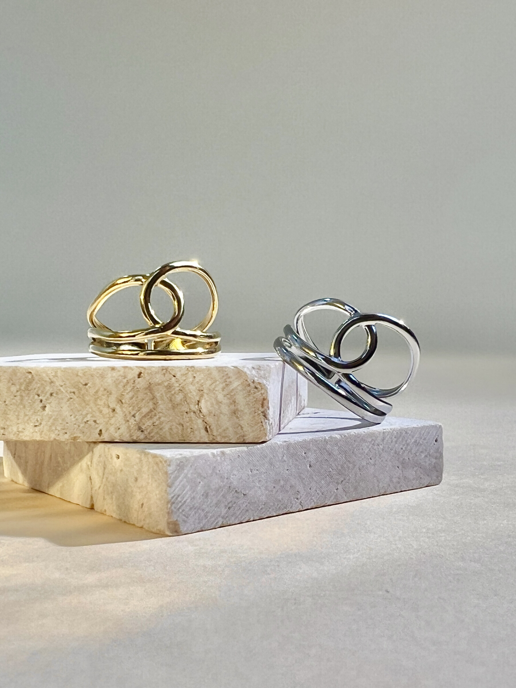 Grossiste COSMOS - Bague design moderne entrelacé  ajustable en acier