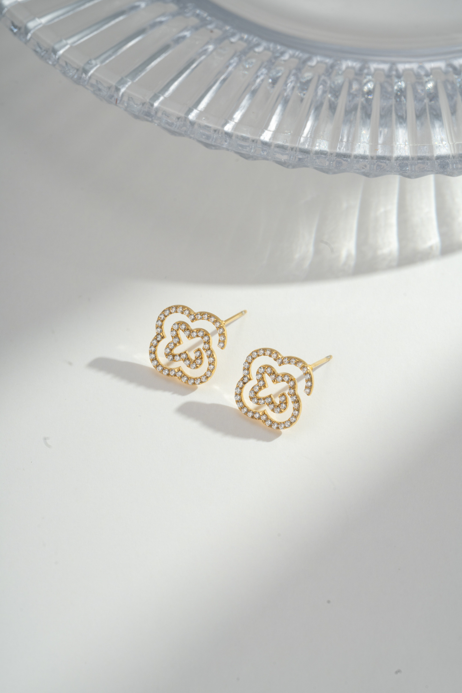 Mayorista COSMOS - Pendientes de trébol dorado - acero inoxidable, delicados y elegantes
