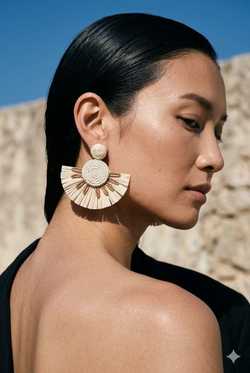 Grossiste COSMOS - Boucles oreilles raphia tressé éventail été femme bohème artisanal léger coloré