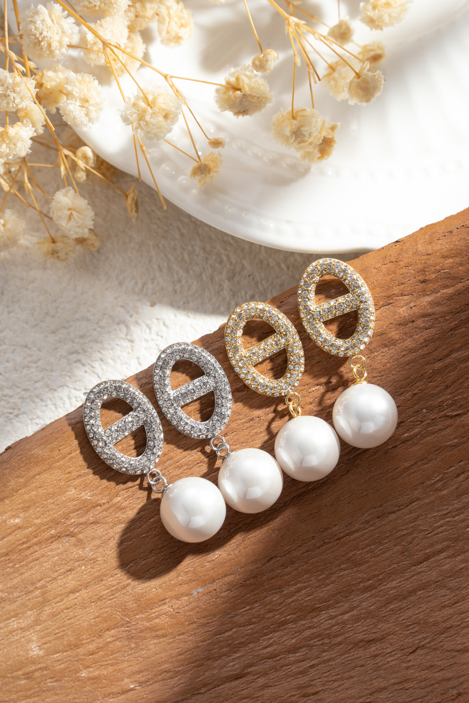Grossista COSMOS - Set di 2 paia di eleganti orecchini ovali con perle e strass dorati e argentati