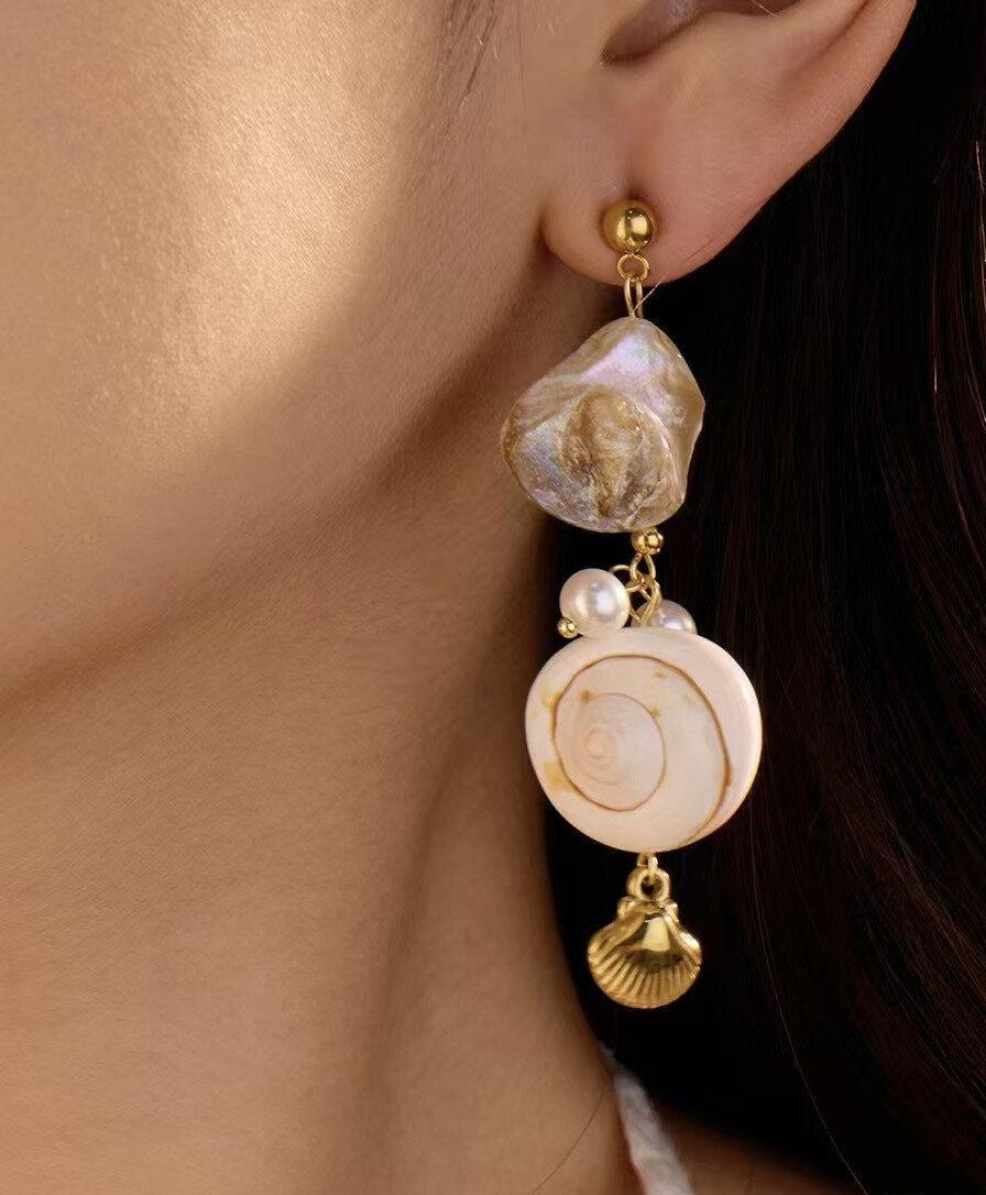 Grossiste COSMOS - Boucles d’oreilles en coquillages et acier inoxydable
