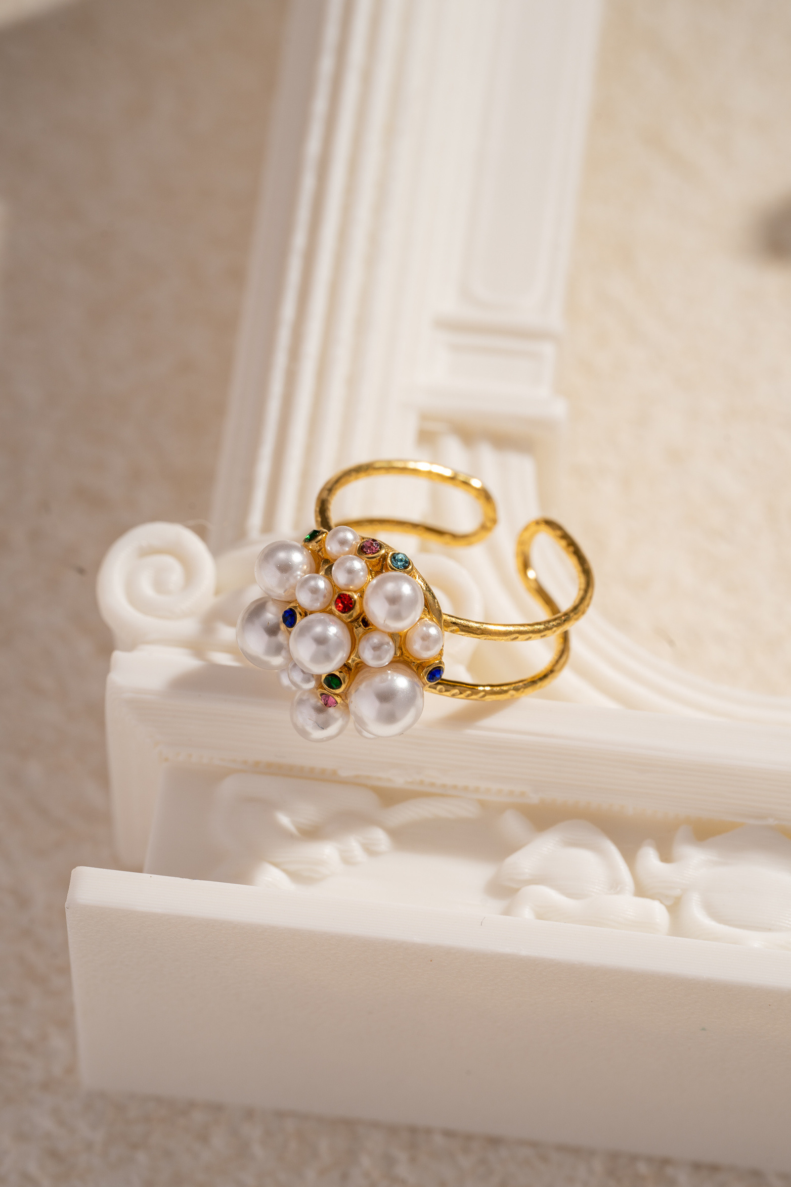 Grossista COSMOS - Anello rotondo in acciaio inossidabile con perla e strass multicolori