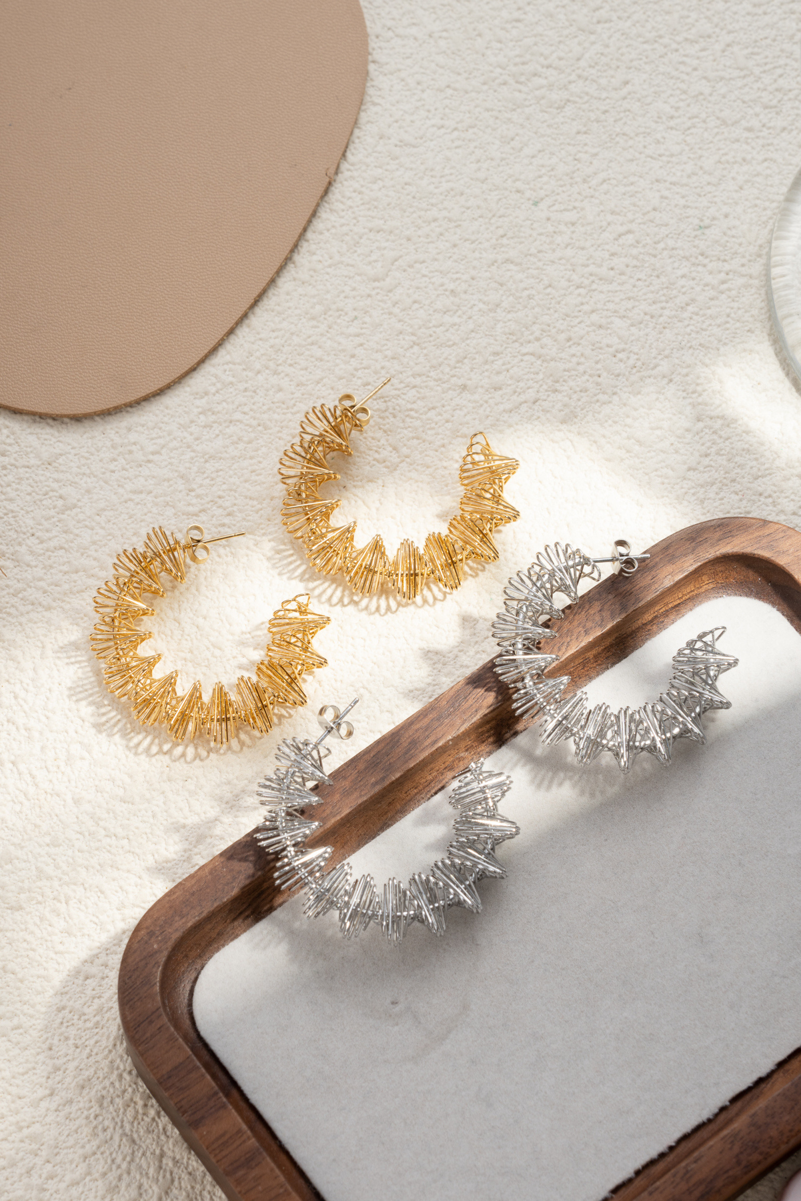 Großhändler COSMOS - Set aus zwei gedrehten Creolen aus gold- und silberfarbenem Edelstahl mit strukturiertem Design