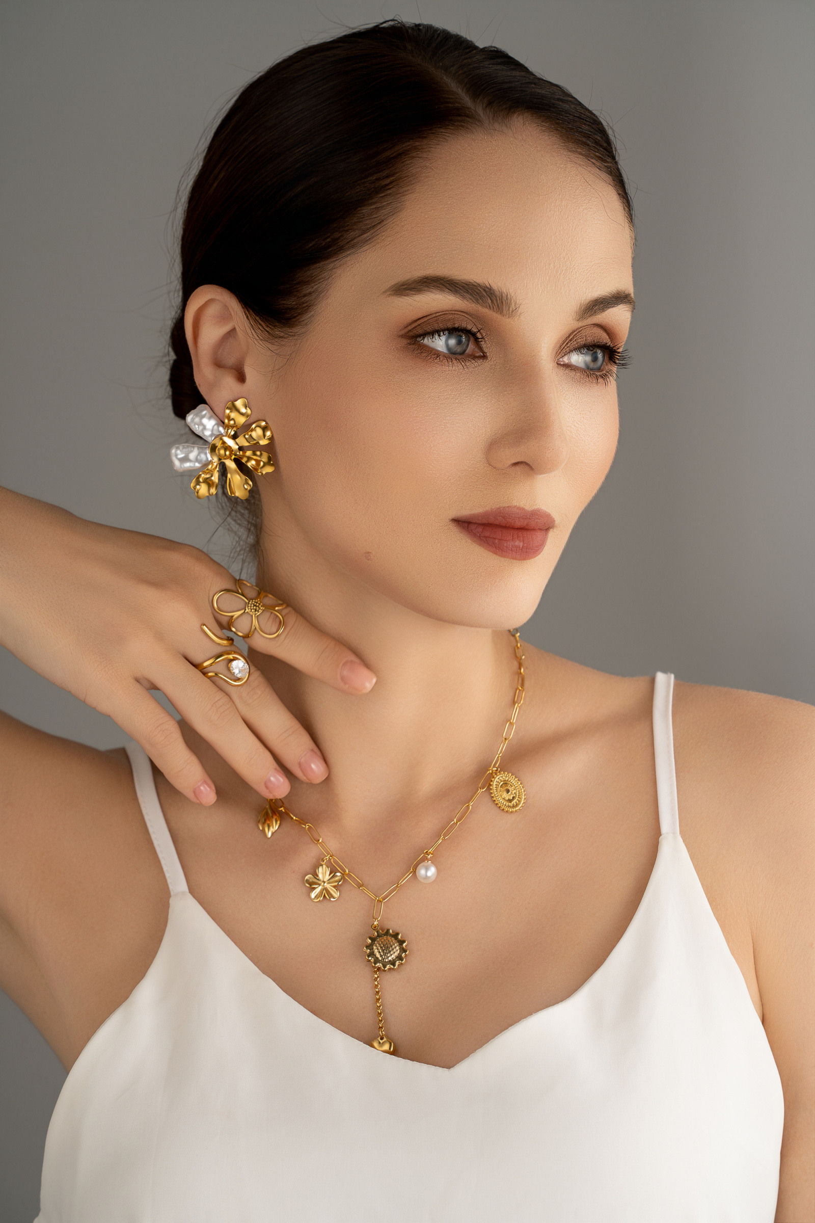 Grossiste COSMOS - Boucles d’oreilles fleurs dorées et nacrées en acier inoxydable