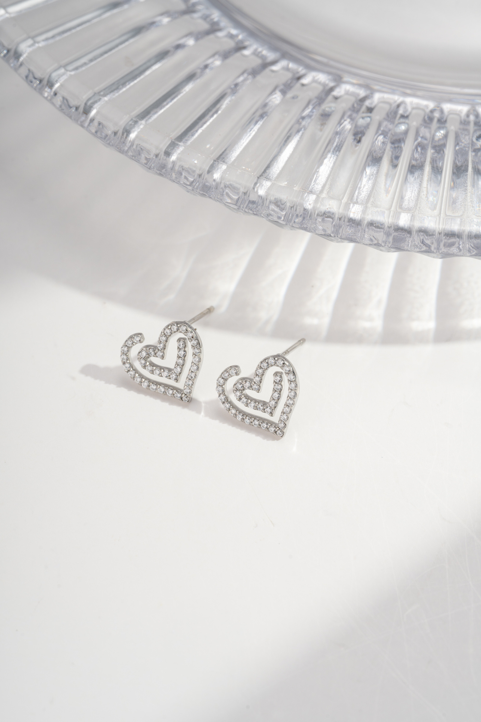 Mayorista COSMOS - Pendientes de corazón refinados en acero inoxidable adornados con cristal brillante