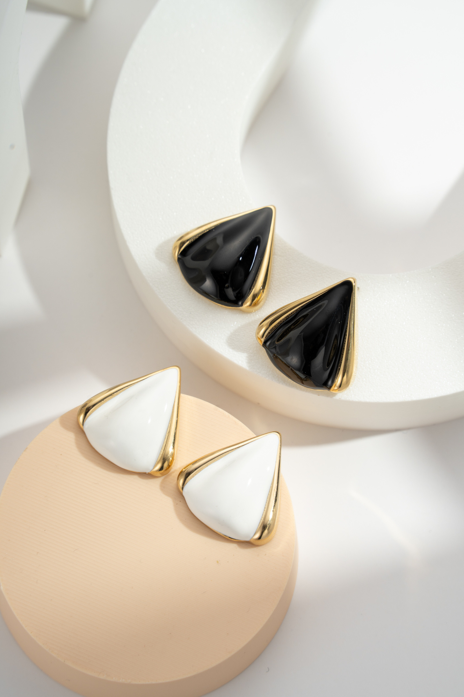 Wholesaler COSMOS - Set of 2 pairs of modern, elegant, graphic triangle earrings in gold with black and white enamel