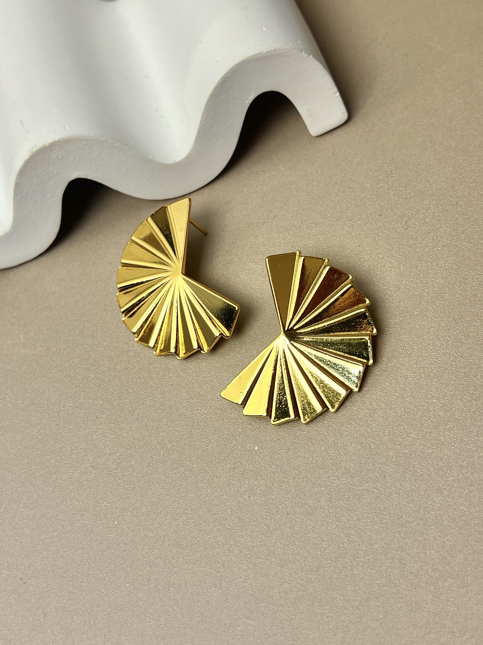 Grossiste COSMOS - Boucles d’oreilles éventail doré en acier inoxydable – Design graphique et moderne