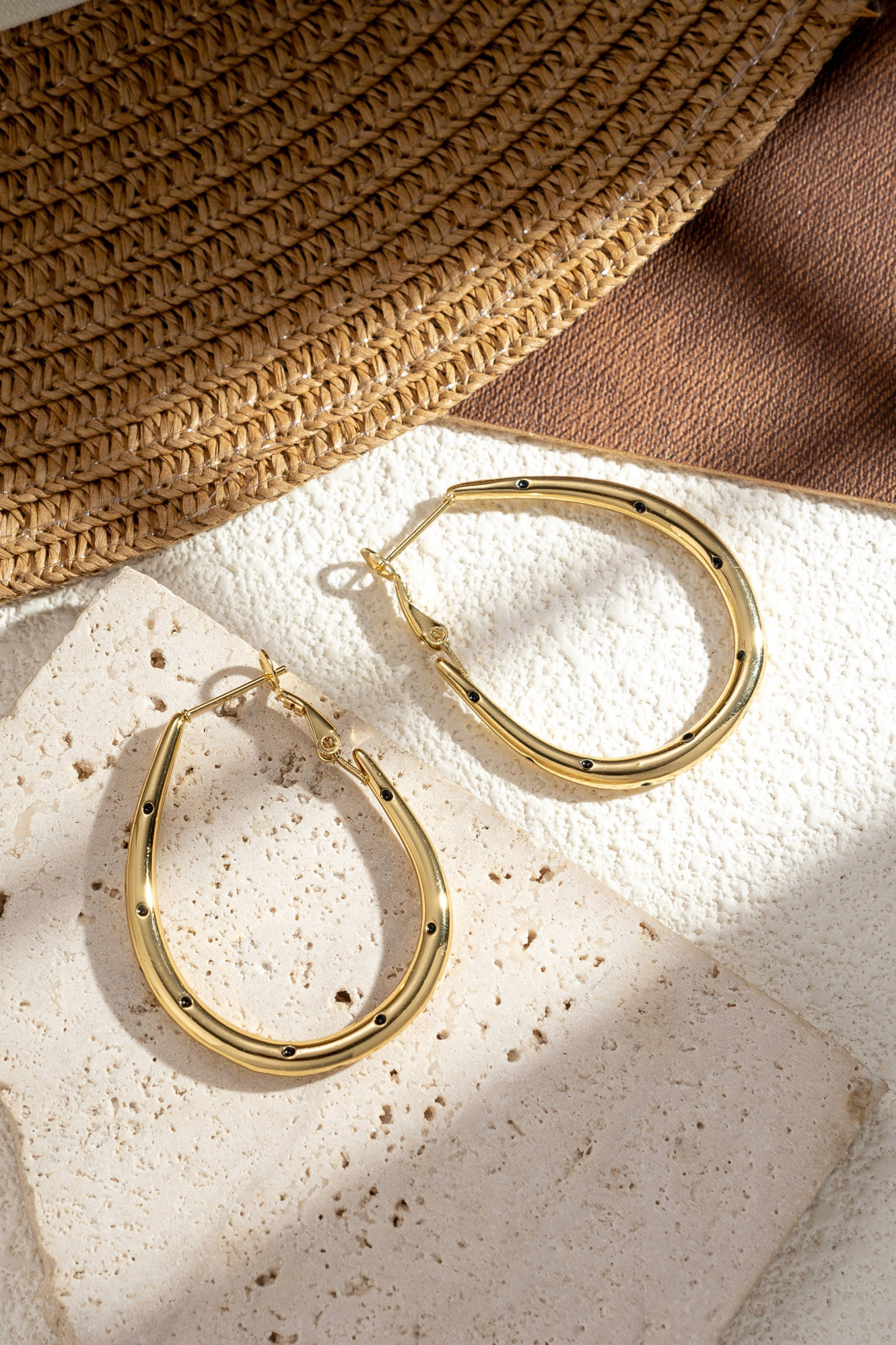 Mayorista COSMOS - Aros dorados en forma de gota de acero inoxidable para una mujer chic, moderna, de tendencia y elegante
