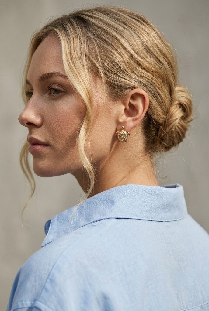 Grossiste COSMOS - Boucles oreilles tortue dorée pierres claires acier inoxydable élégant marin chic