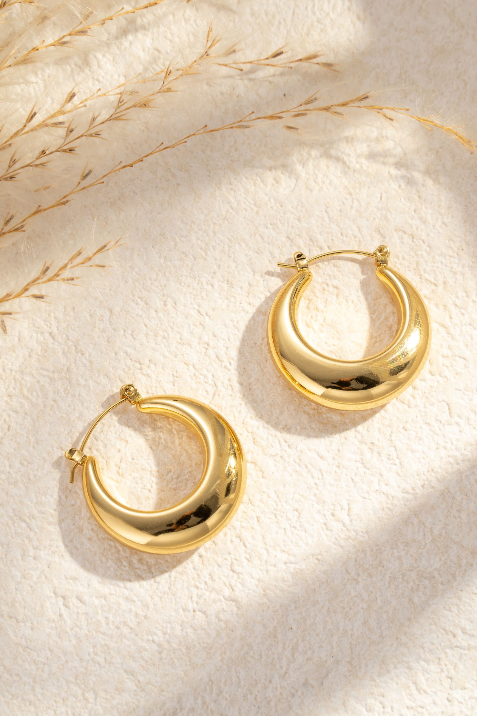 Mayorista COSMOS - Aros de media luna dorados acero inoxidable elegancia suave minimalista chic