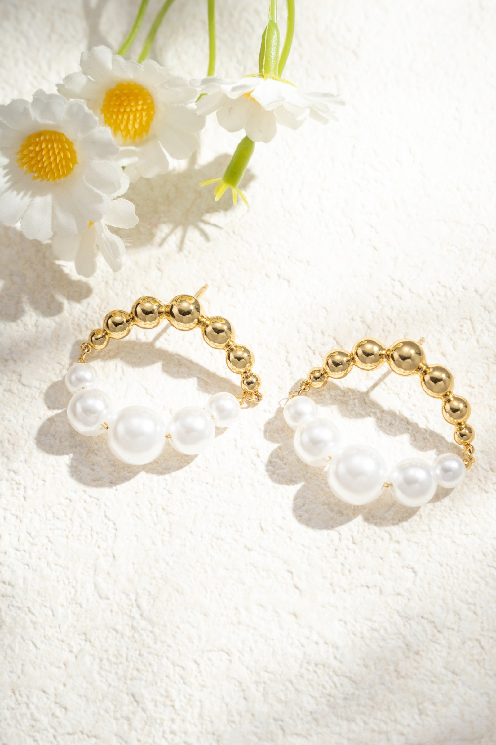 Grossiste COSMOS - Boucles d’Oreilles Créoles Perles Dorées Acier Inoxydable Chic Élégantes Féminines Modernes