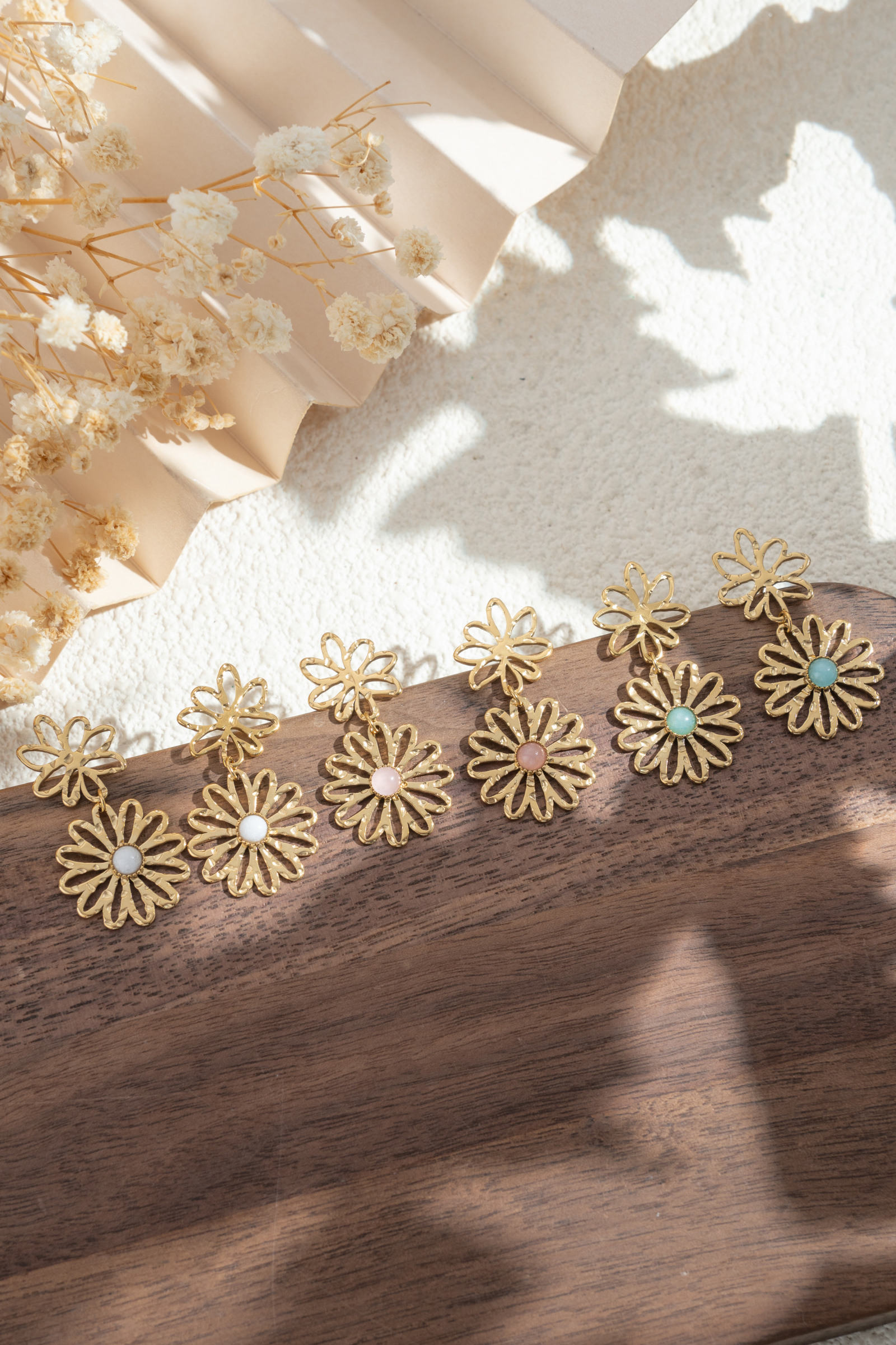 Grossista COSMOS - Set di 3 paia di orecchini a fiori ornati di pietre, acciaio inossidabile dorato chic