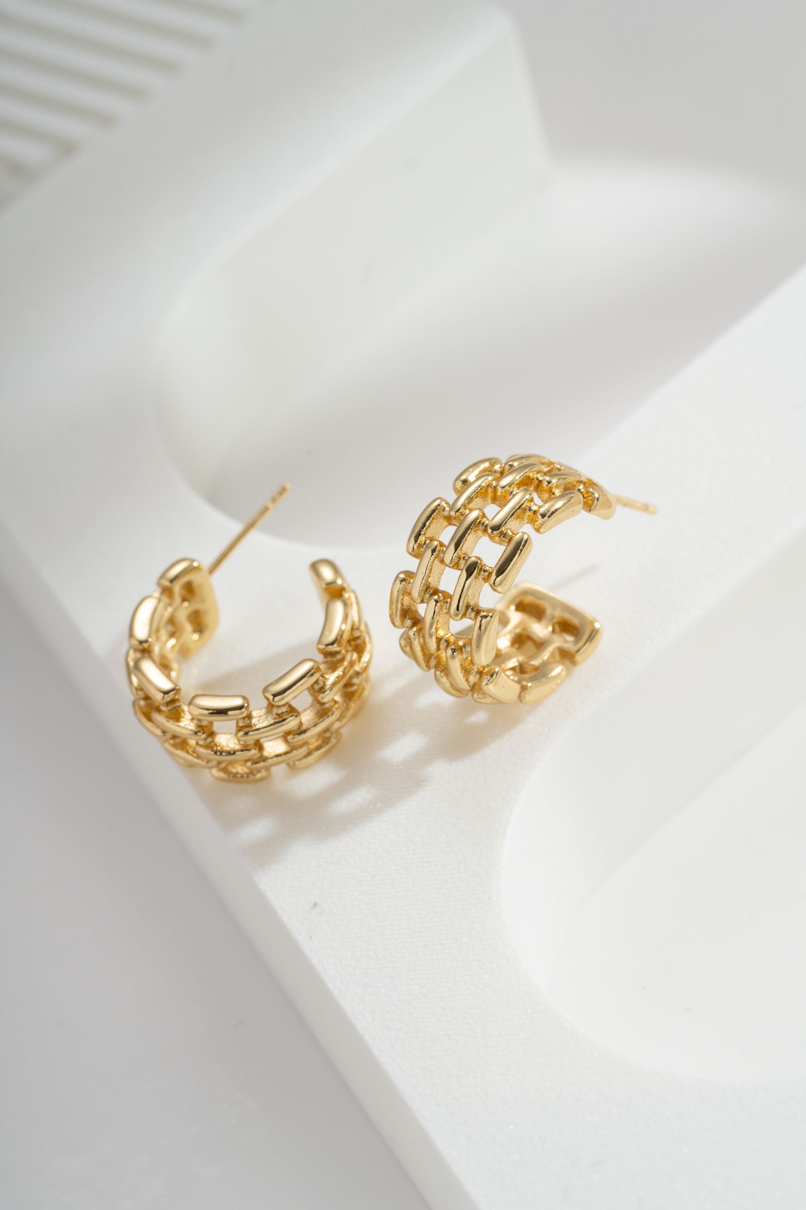 Wholesaler COSMOS - Golden chain hoop earrings in stainless steel – sculpted links, chic and shiny urban style