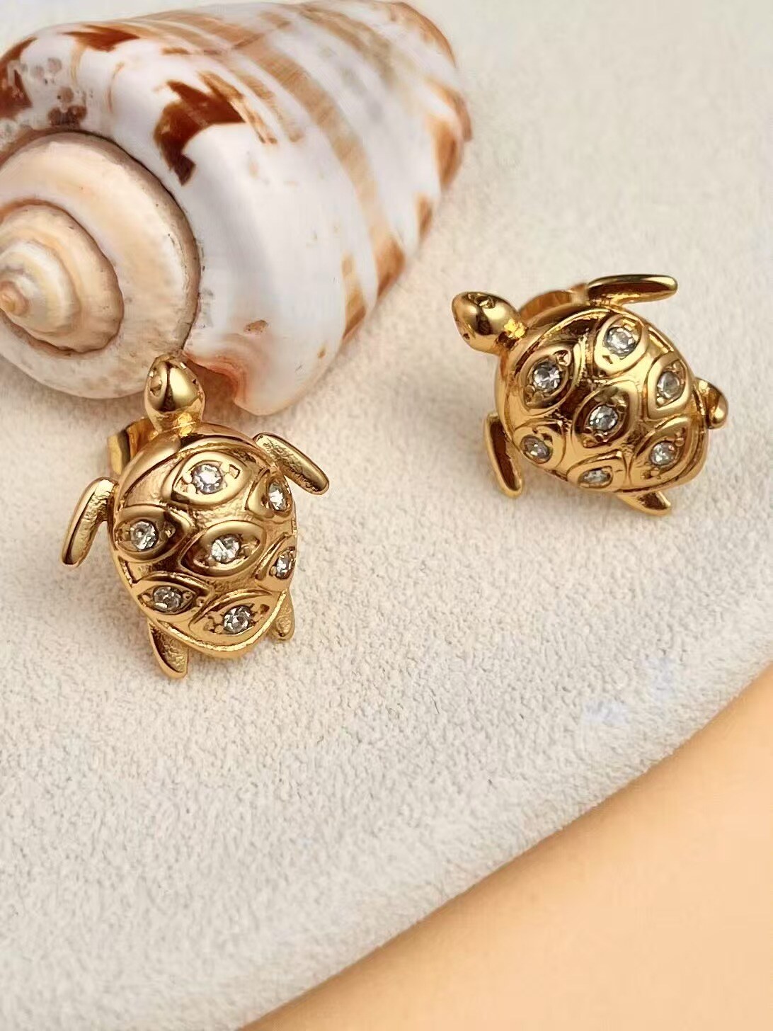 Grossiste COSMOS - Boucles d’Oreilles Tortue Dorée avec Pierres Brillantes Élégantes