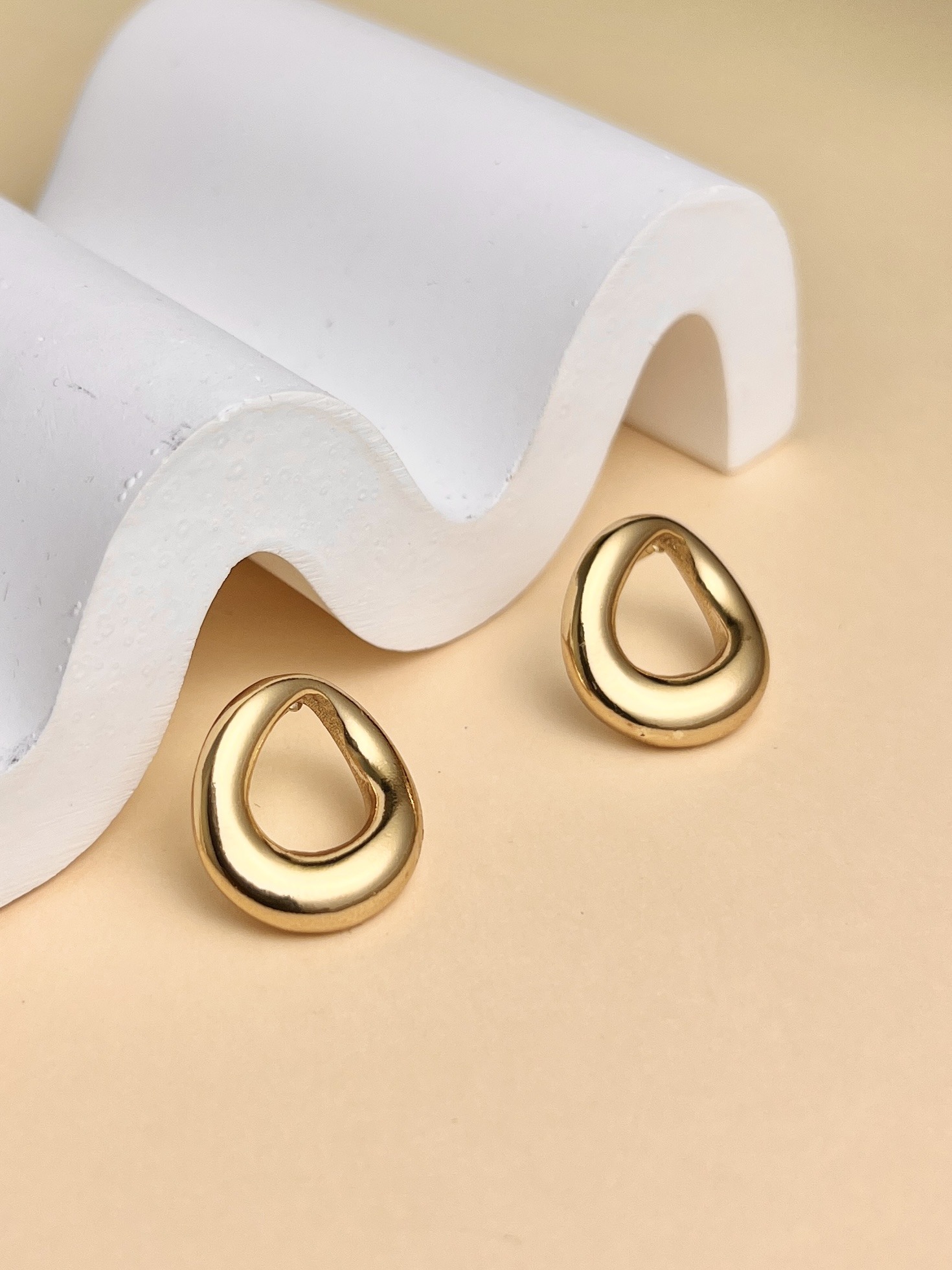 Grossiste COSMOS - Boucles d’oreilles ovales ajourées dorées en acier inoxydable