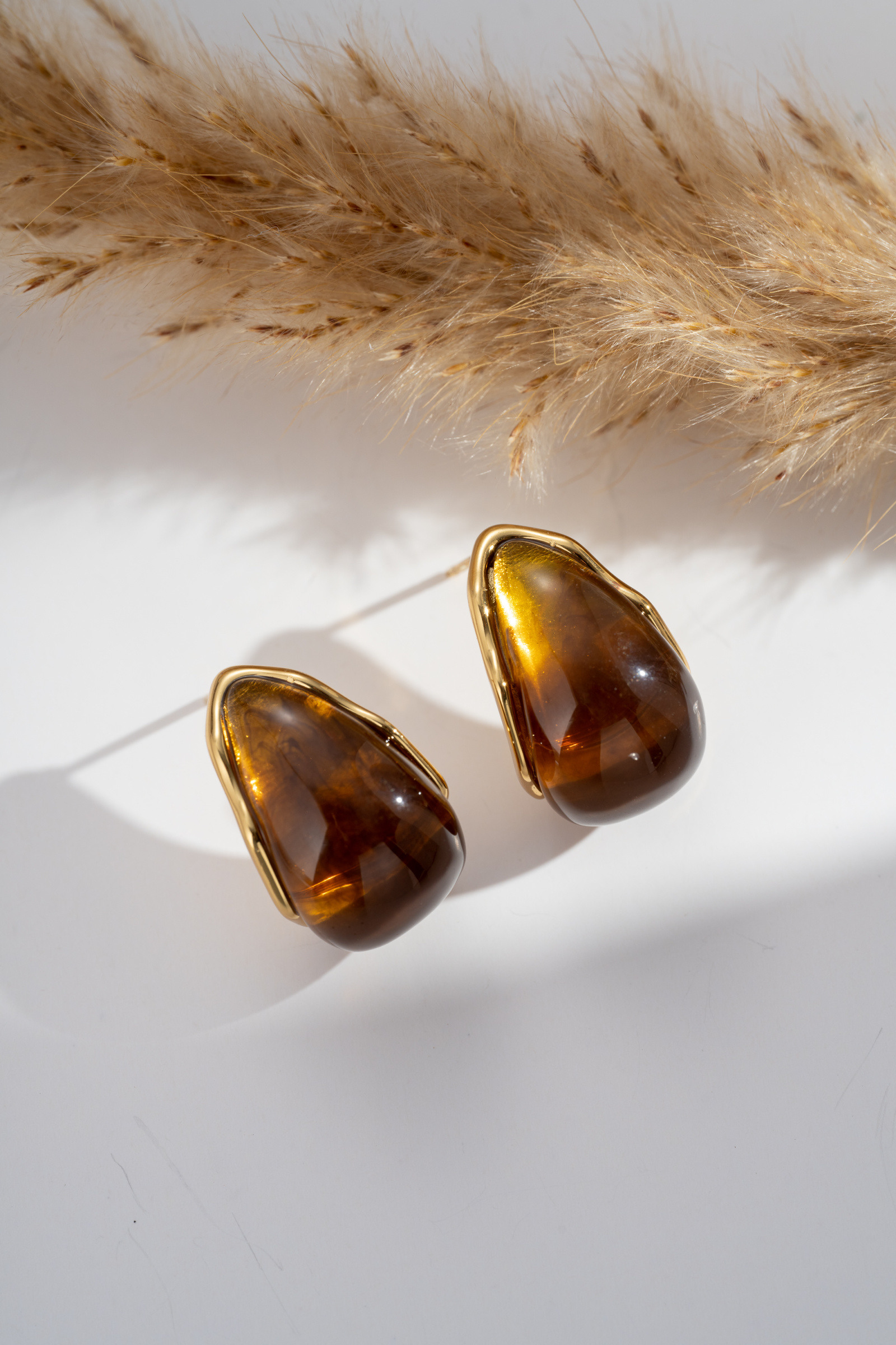 Mayorista COSMOS - Pendientes de Gota Ámbar en Resina Dorada Chic Elegantes Femeninos Modernos