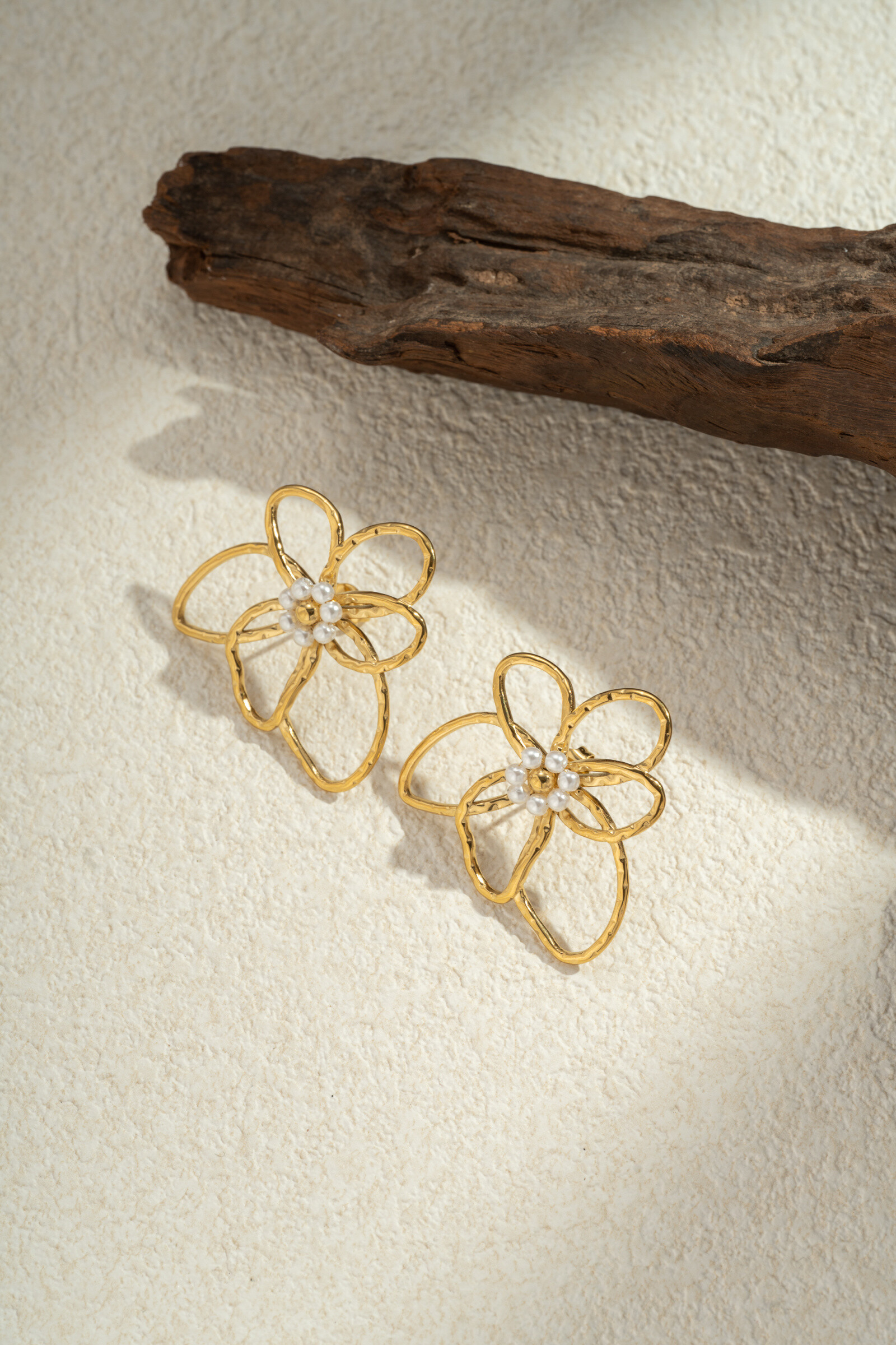 Wholesaler COSMOS - Flower Earrings with Large Uneven Petal Pearl