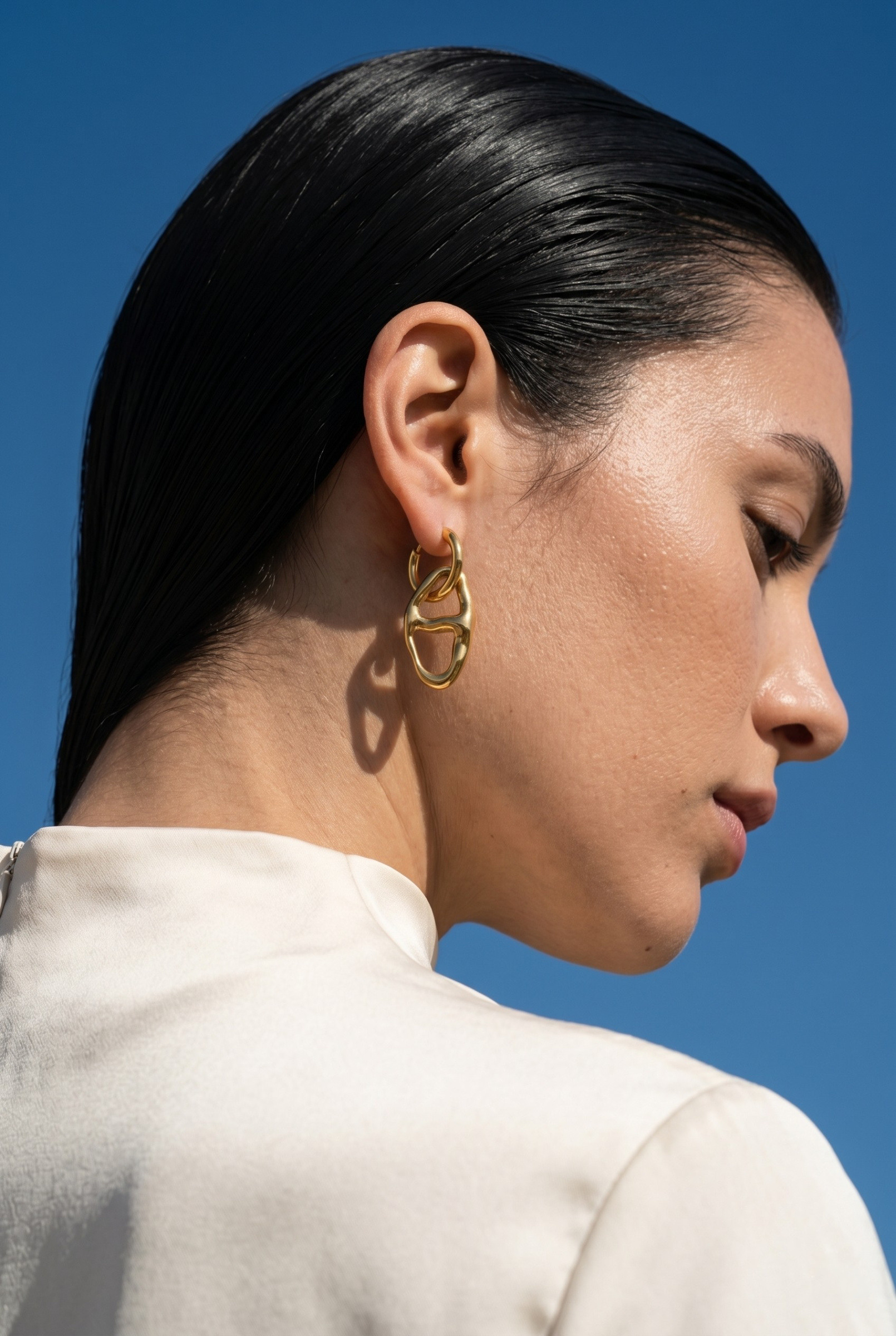 Großhändler COSMOS - Moderne skulpturale goldene Ohrringe mit verschlungenem Design, minimalistisches, leuchtendes Design für Damen