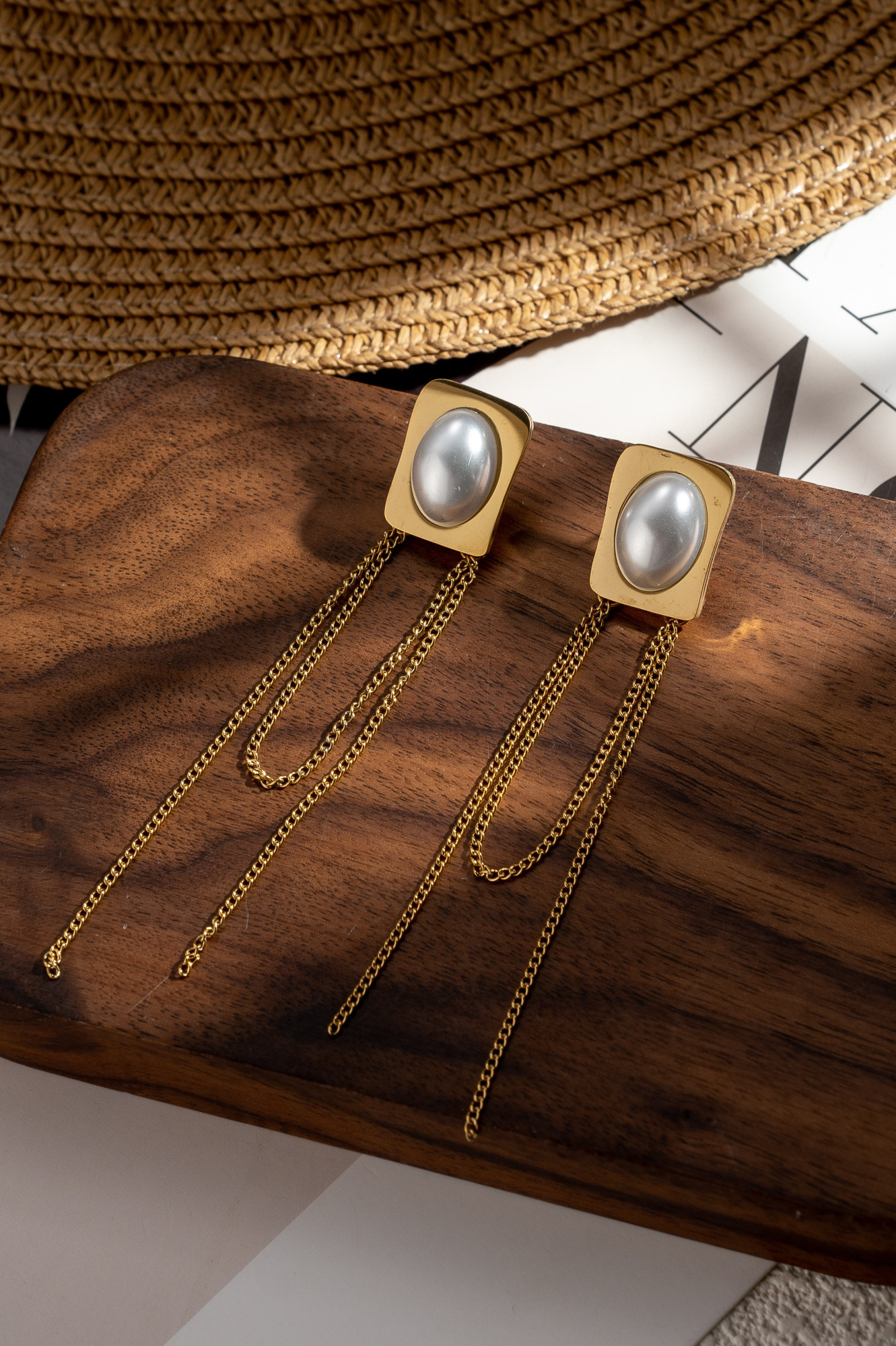 Grossiste COSMOS - Boucles d’oreilles pendantes dorées perle ovale chaînes élégantes soirée tendance