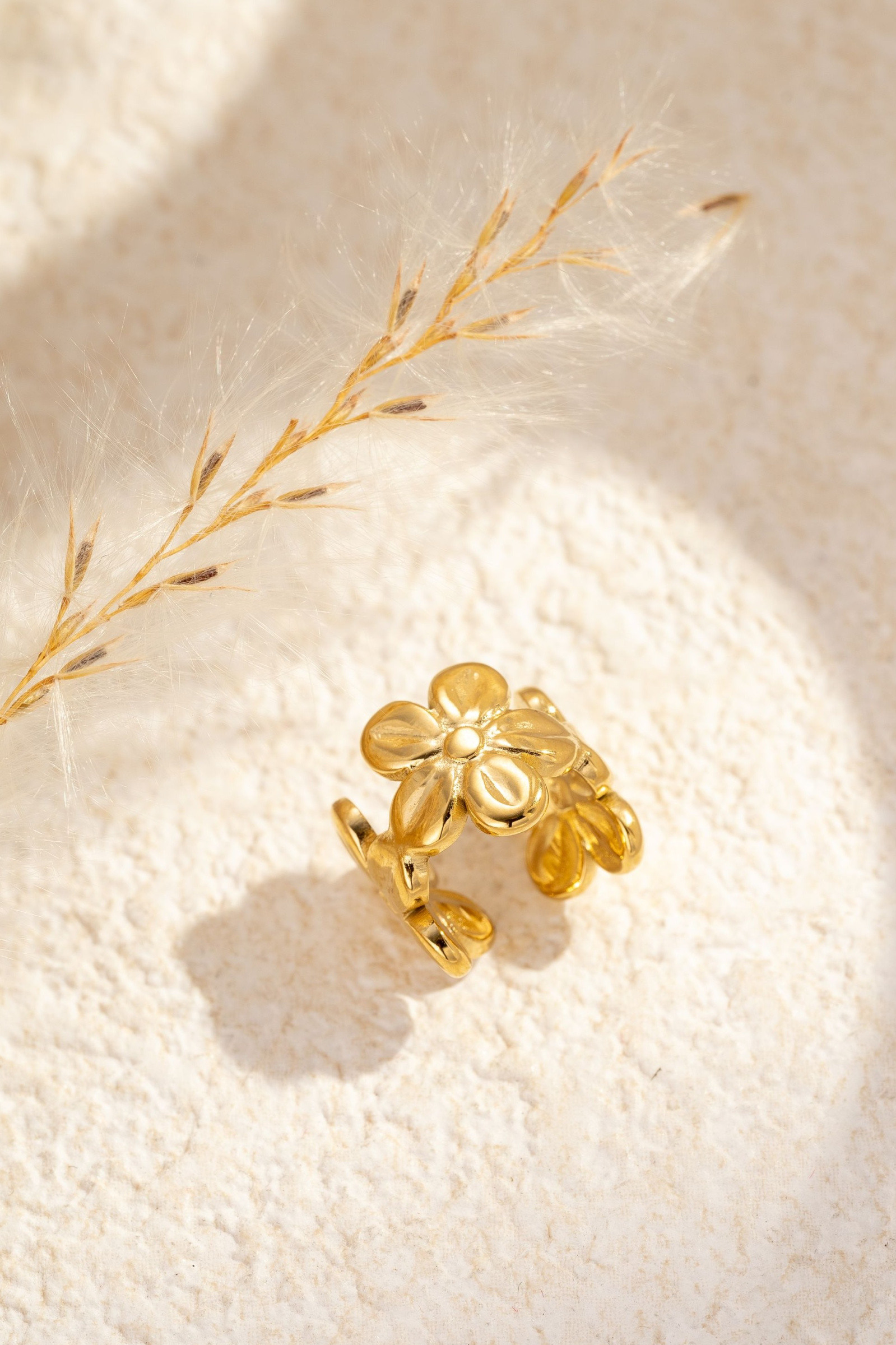 Grossista COSMOS - Earcuff alla moda con motivo floreale in acciaio inox dorato e argentato