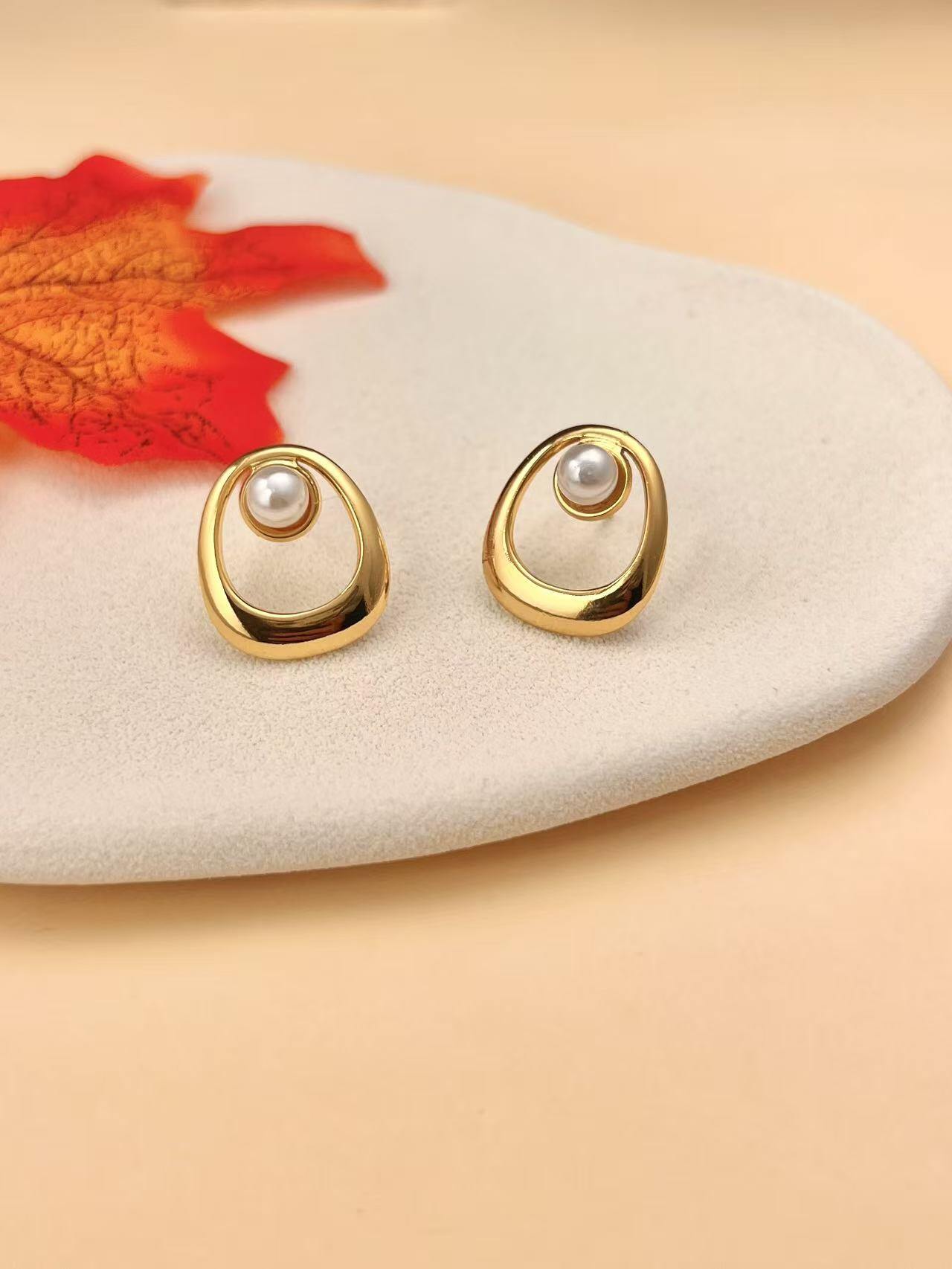 Großhändler COSMOS - Ovale goldene Ohrringe mit Perle, schick und raffiniert