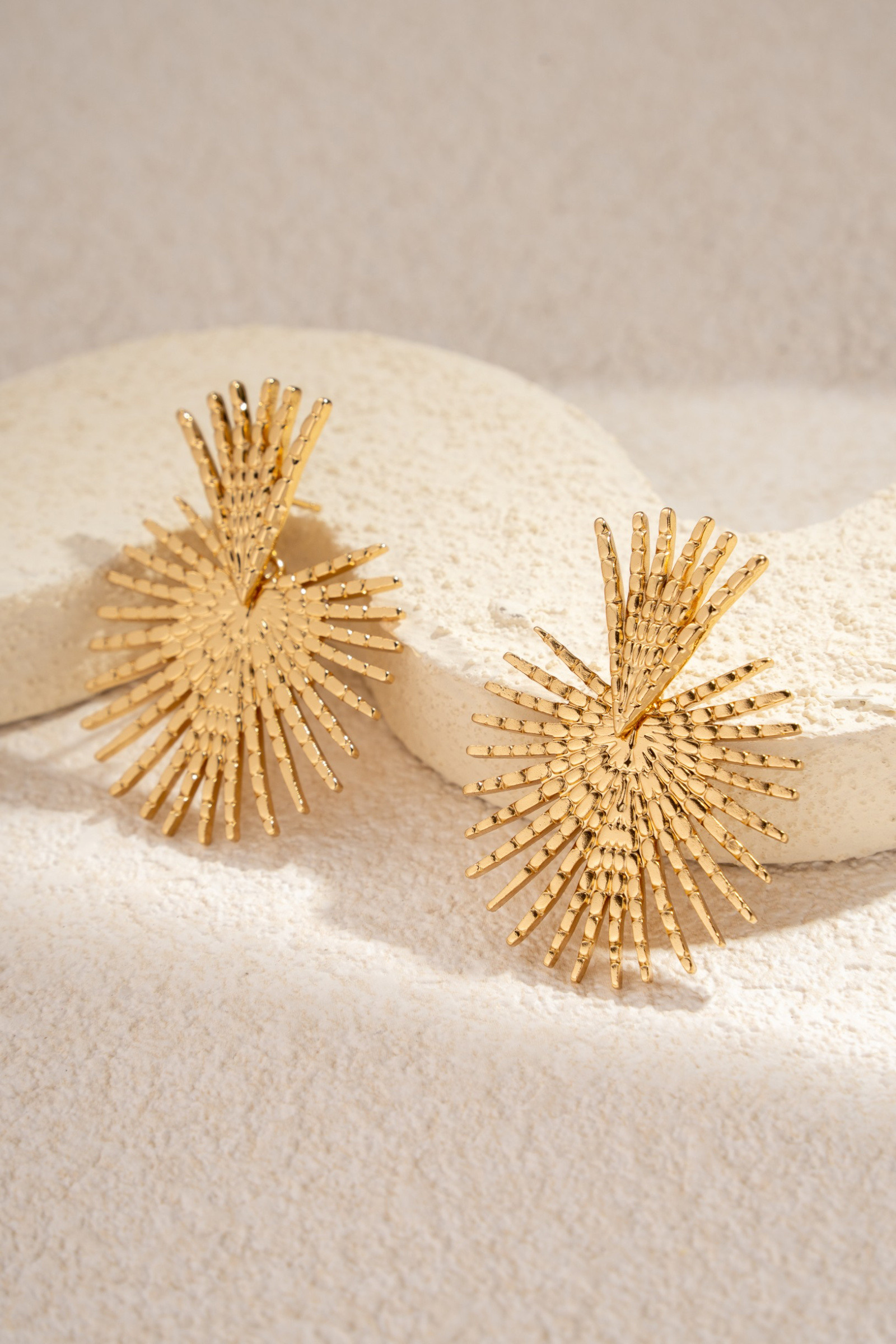 Mayorista COSMOS - Pendientes de abanico martillado de acero inoxidable dorado con diseño gráfico elegante