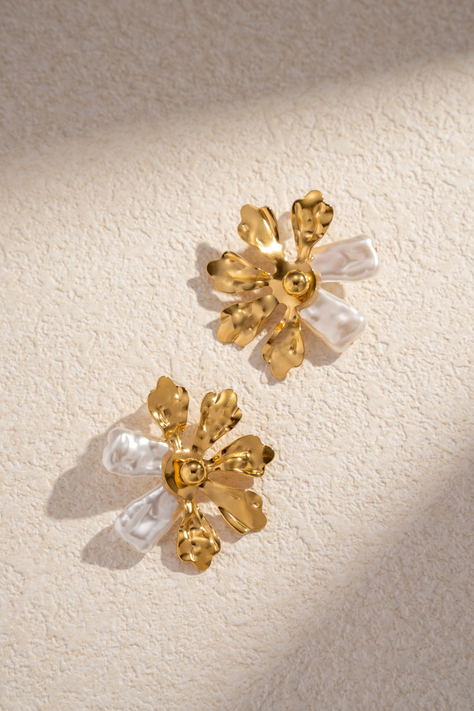 Grossiste COSMOS - Boucles Fleur Dorée – Pétales Nacrés en Acier Inoxydable Élégant