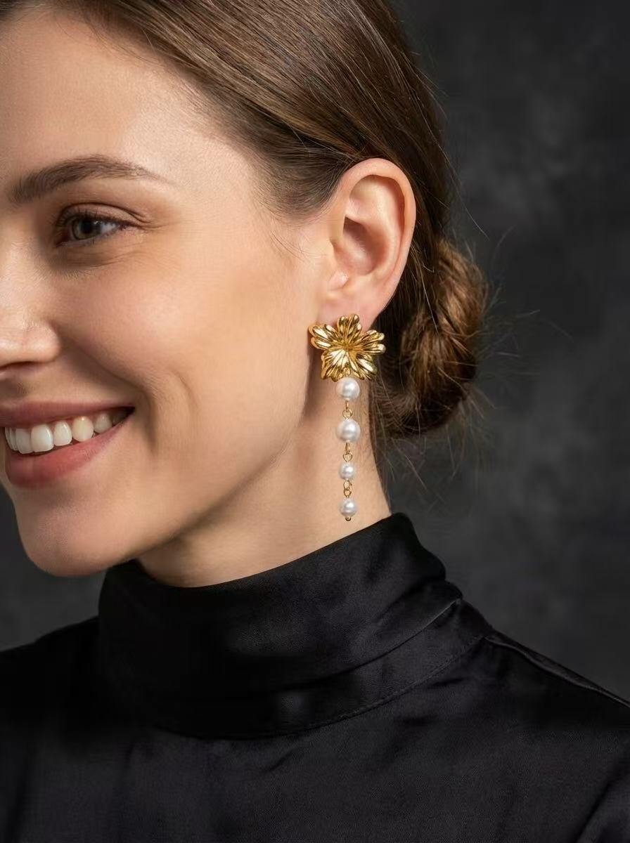 Grossiste COSMOS - Boucles d’Oreilles Fleur Perles Dorées Acier Inoxydable Chic Élégantes Féminines