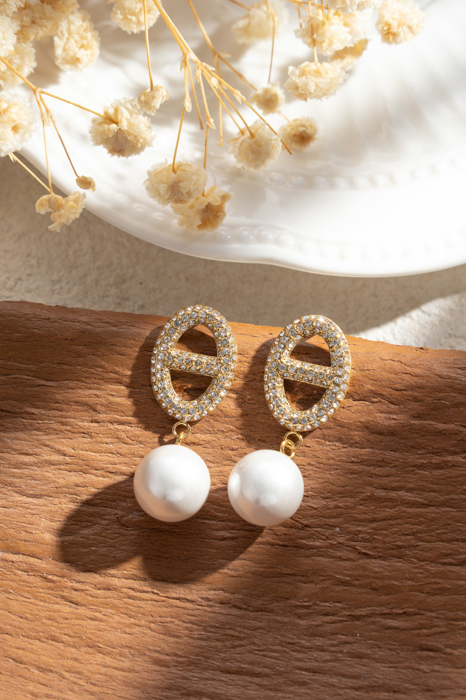 Wholesaler COSMOS - Chic and elegant gold oval earrings with rhinestones and white pearls for women