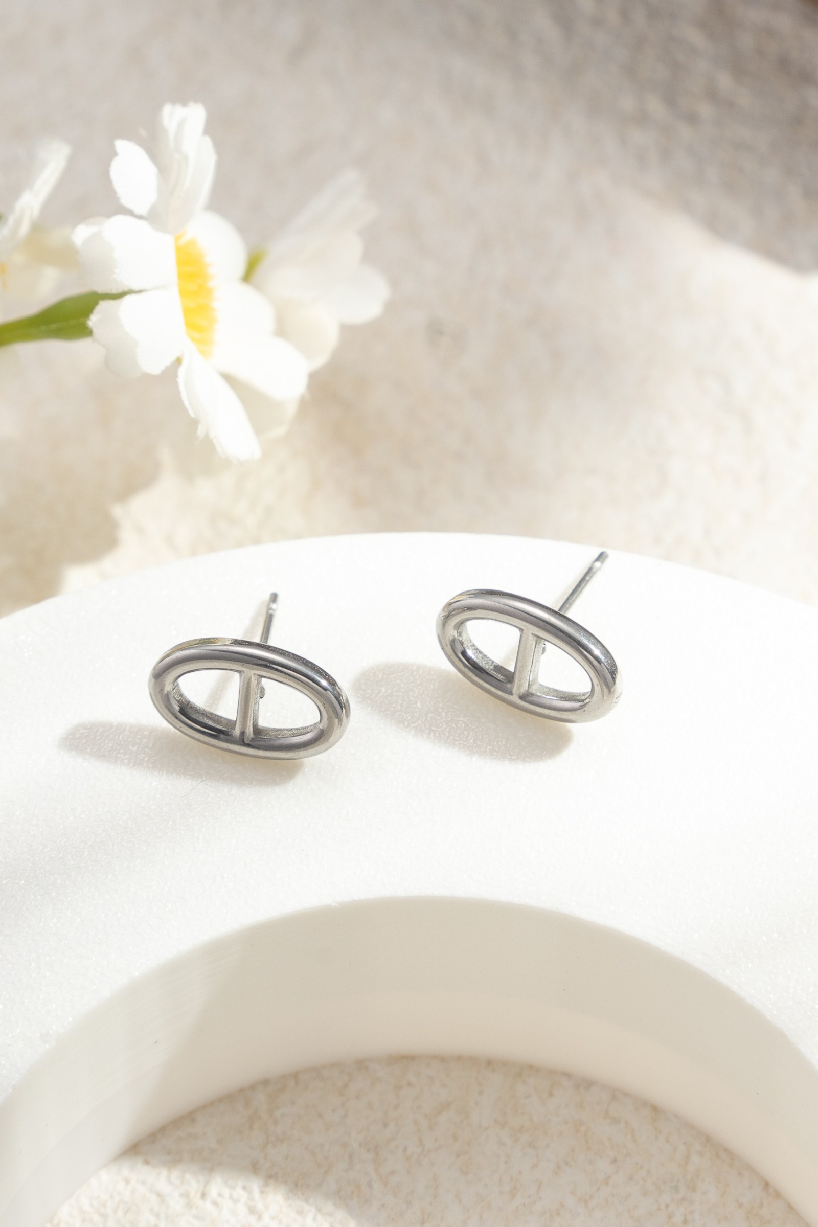 Wholesaler COSMOS - Oval loops in gold or silver stainless steel, with a graphic and minimalist design