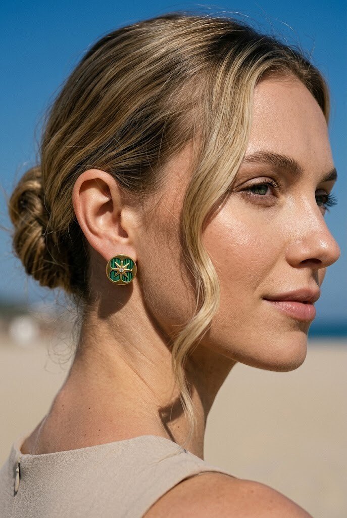 Wholesaler COSMOS - Elegant gold-plated stainless steel stud earrings with green star flower and rhinestones