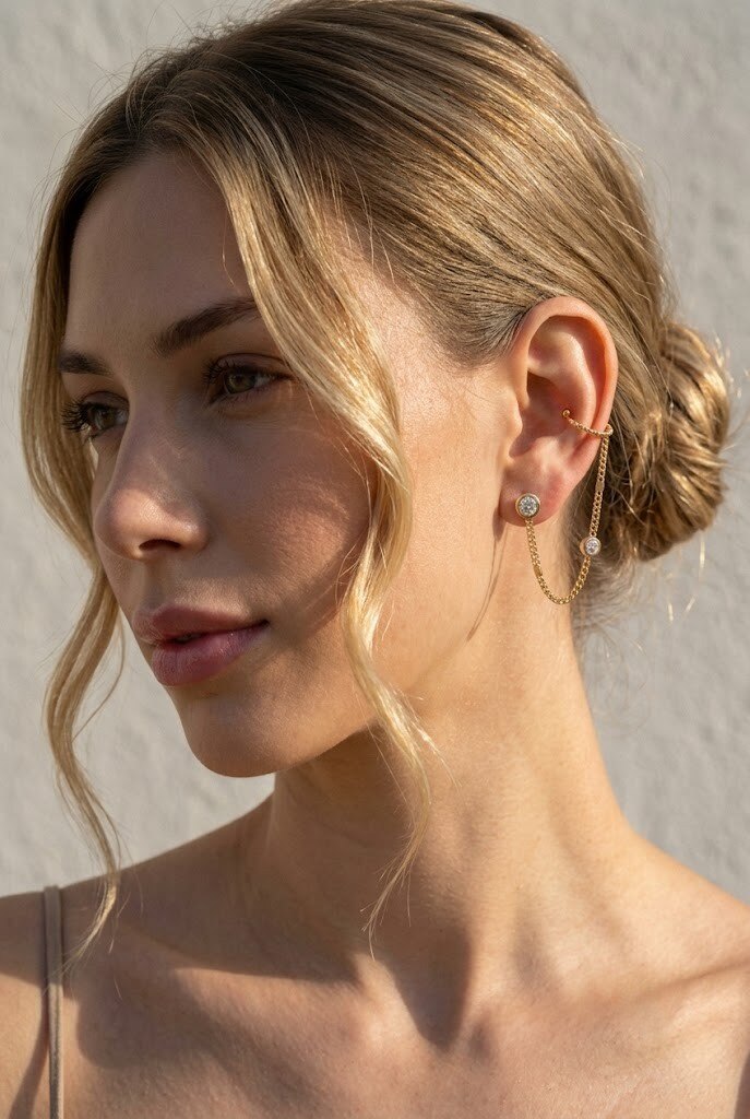 Grossiste COSMOS - Monoboucle d’oreille dorée chaîne cristaux sertis earcuff élégant