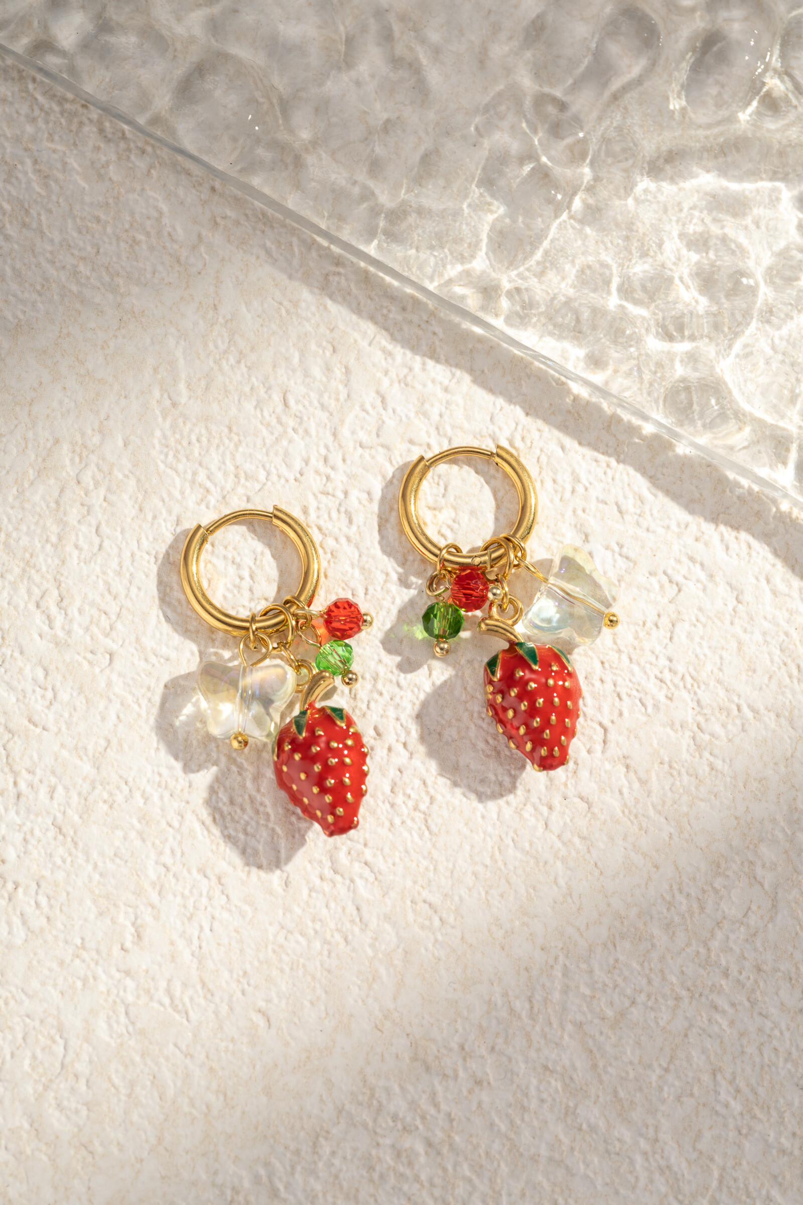 Grossiste COSMOS - Boucle d'Oreille Pendante Fraise & Papillon en Acier Inoxydable