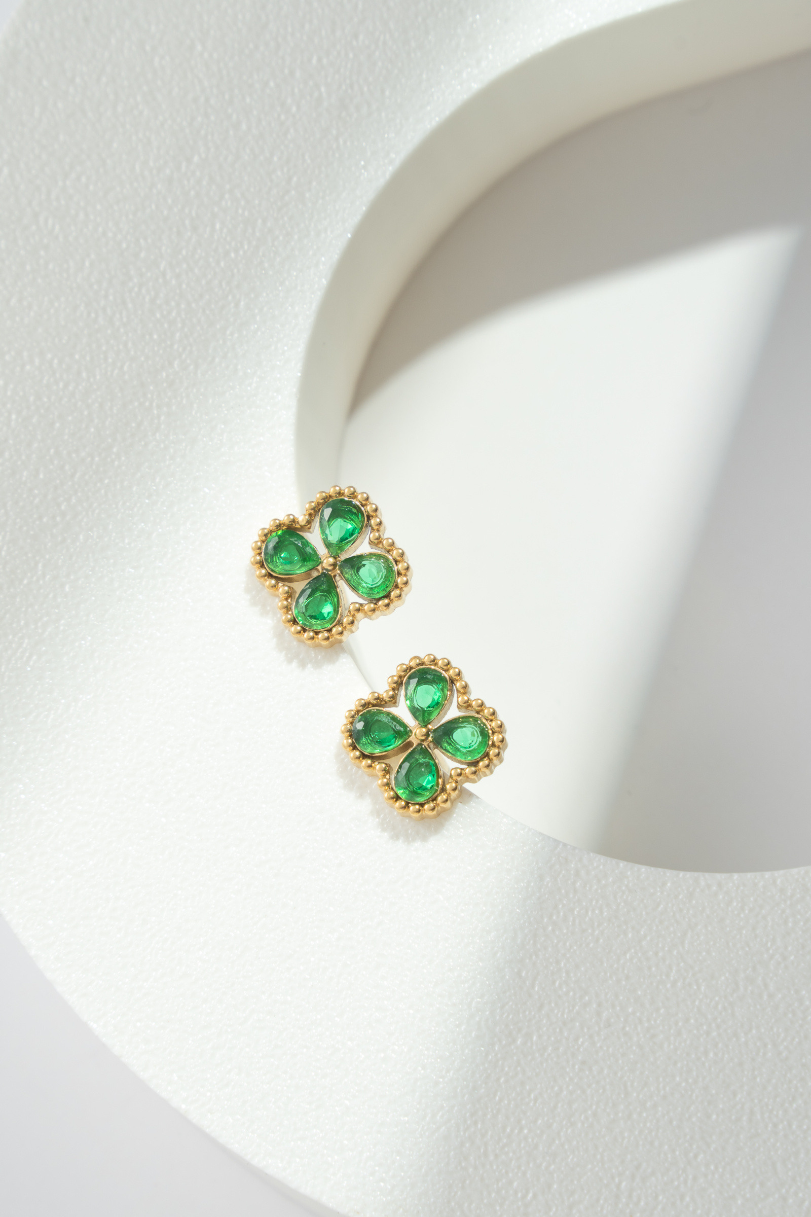 Wholesaler COSMOS - Stainless steel clover earrings with colorful stones available in green, red, and white